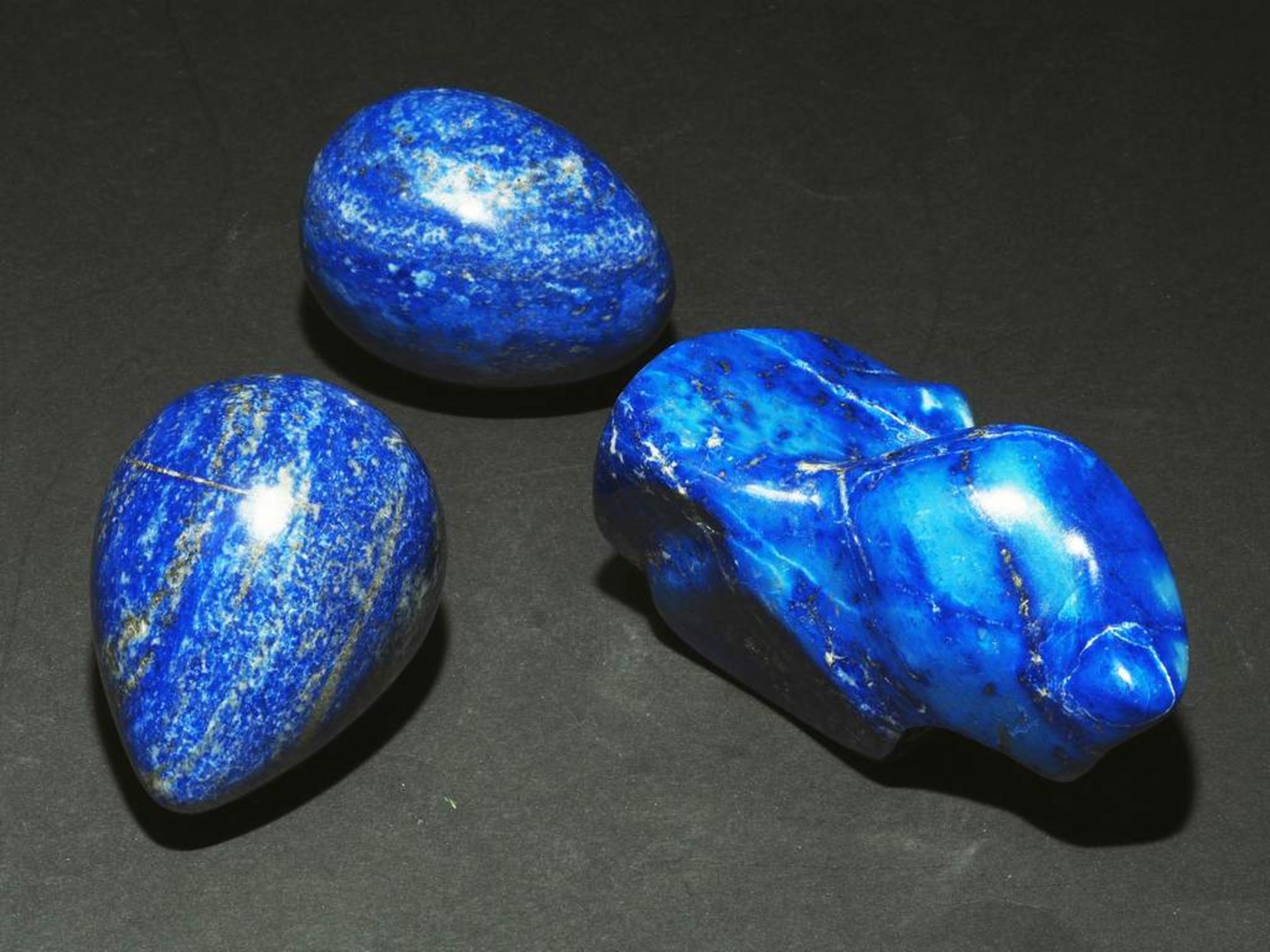 Drei Lapis-Lazuli Handschmeichler. Gemahlener Lapis-Lazuli, verschieden geformt in Ei-, Kugel. und - Image 3 of 3