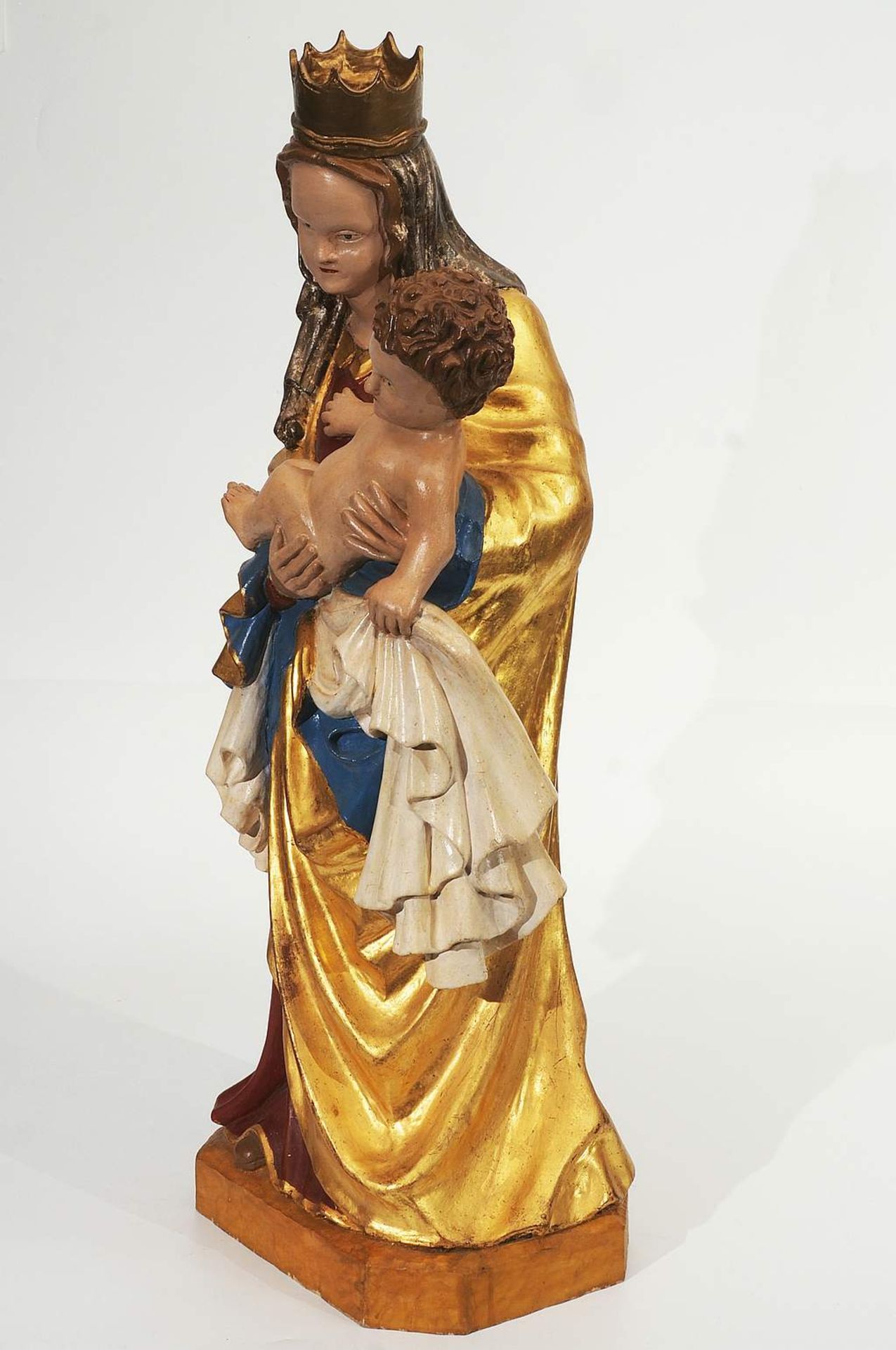 Bekrönte Madonna mit Kind., im Stil der Salzburger Gotik. Neuzeitlich, Lindenholz, geschnitzt, - Image 3 of 6