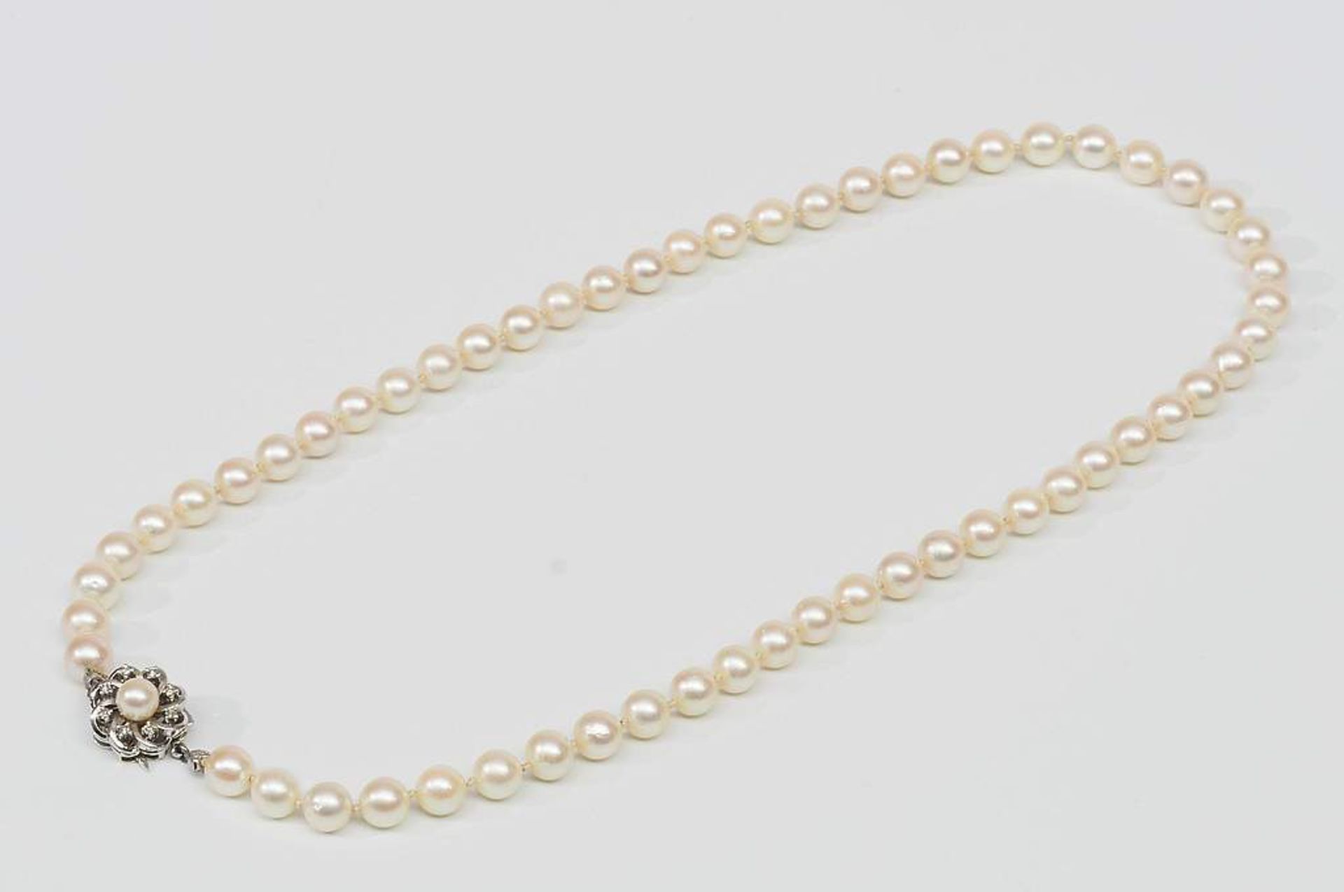 Weiße Akoya Perlenkette mit Schmuckschließe. 585er Weißgold, kranzförmig besetzt mit kleinen Br - Bild 4 aus 7