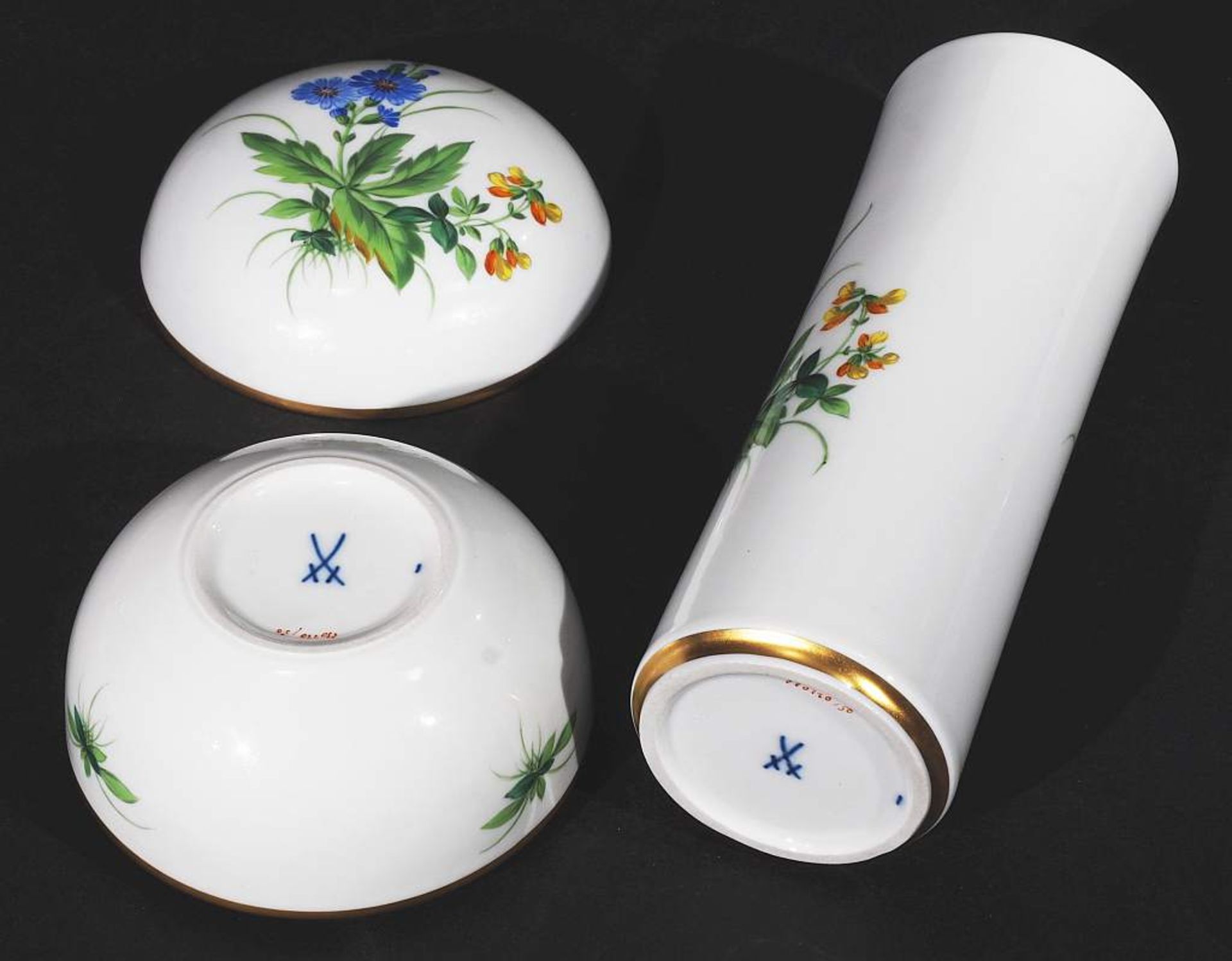 Deckeldose. Stangenvase. MEISSEN, 1972 - 1980. Farbige Blumenbemalung mit Bukett und Einzelblü - Bild 4 aus 5