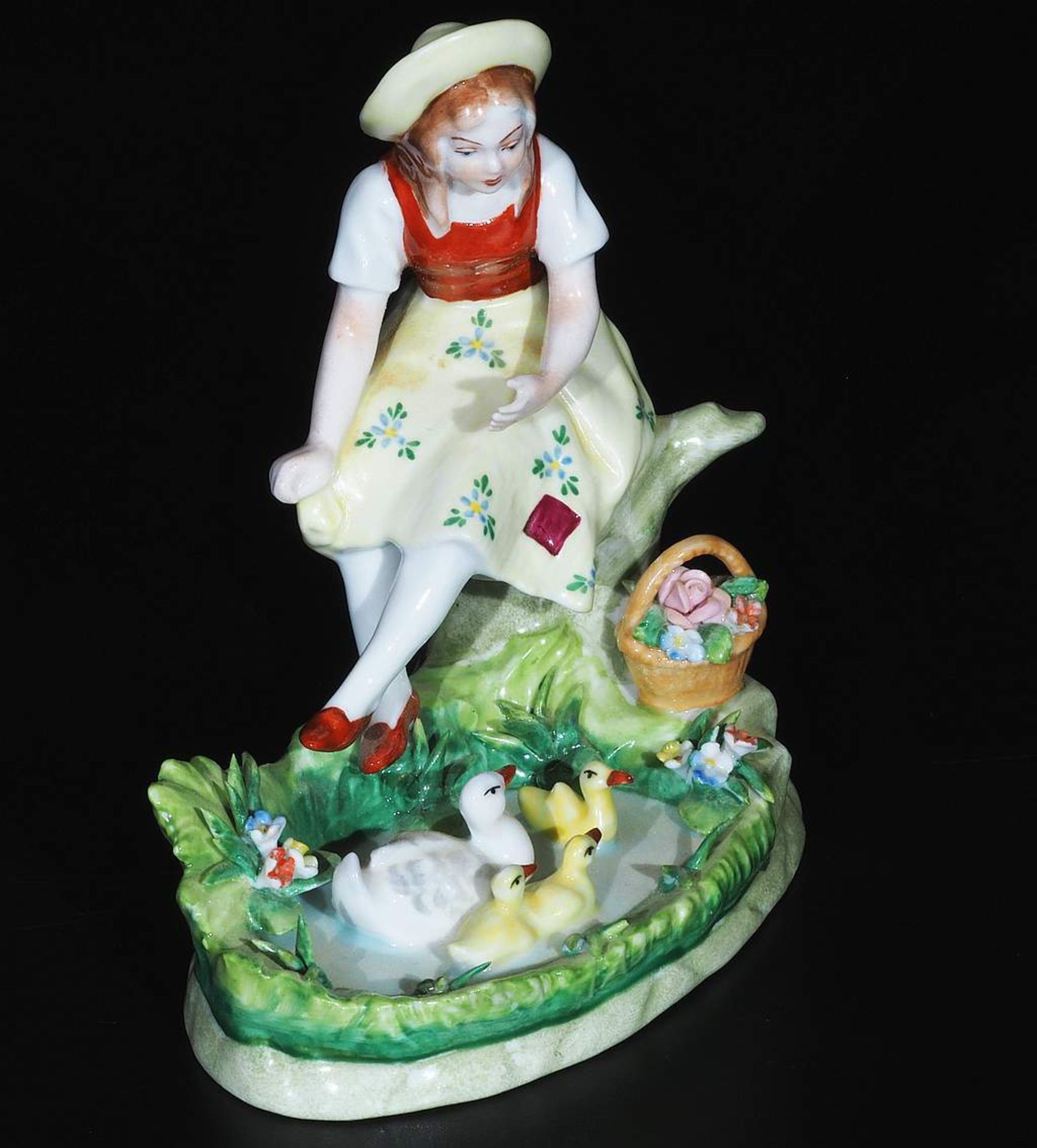 Mädchen mit Enten. SITZENDORFER Porzellanmanufaktur/Thüringen, 20. Jahrhundert. Detaillierte Aus - Image 3 of 6