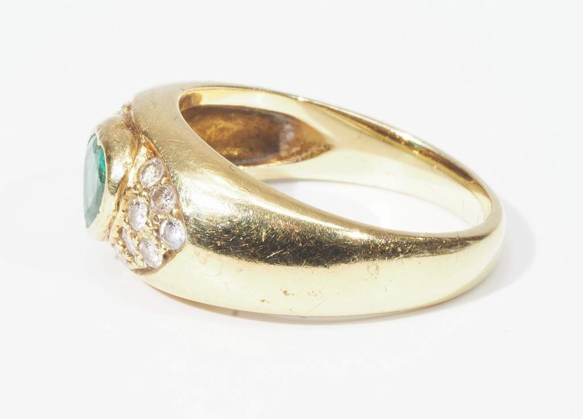 Ring mit Smaragdherz und kleinen Brillanten. 585er Gelbgold, mit kleinen Brillanten von ca. 0,20 - Image 4 of 6