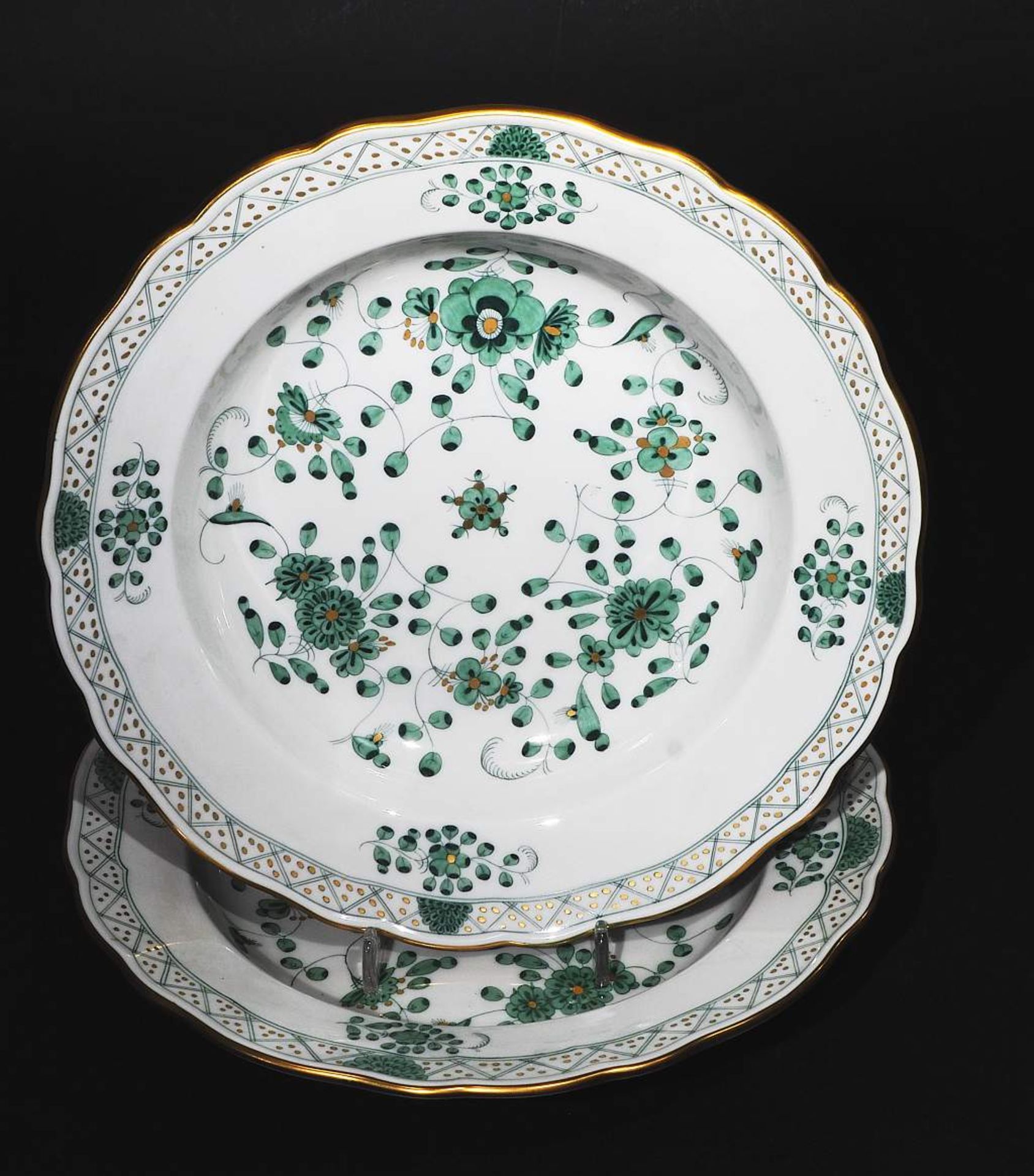 Zwei Suppenteller. MEISSEN, 1980. Camaiuemalerei in Grün, gold staffiert, Dekor "Indisch Blume" - Bild 2 aus 5