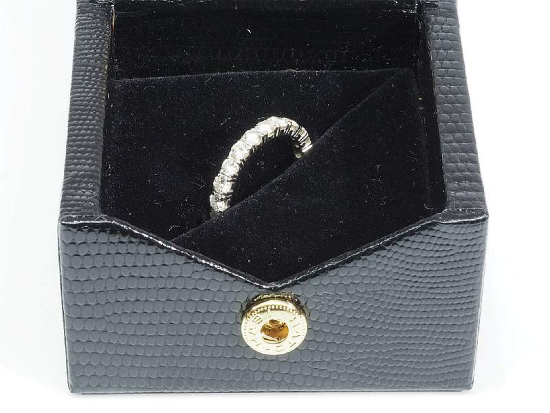 Memoire Ring, Weißgold 750 geprüft. Umlaufend mit 22 Brillanten besetzt, ca. 2,2 ct. (ein Bril - Image 6 of 6