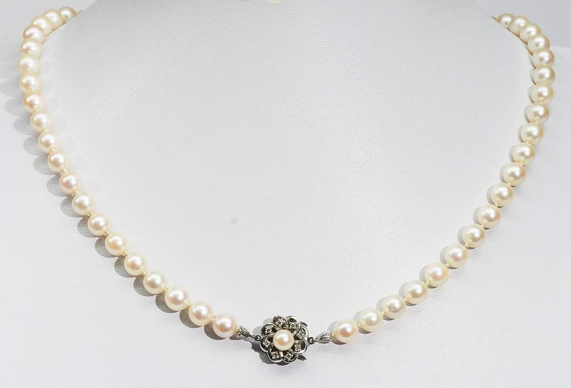 Weiße Akoya Perlenkette mit Schmuckschließe. 585er Weißgold, kranzförmig besetzt mit kleinen Br - Bild 2 aus 7