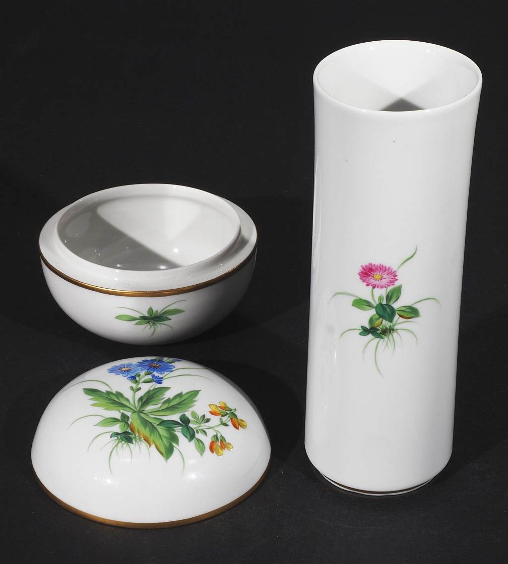 Deckeldose. Stangenvase. MEISSEN, 1972 - 1980. Farbige Blumenbemalung mit Bukett und Einzelblü - Bild 3 aus 5