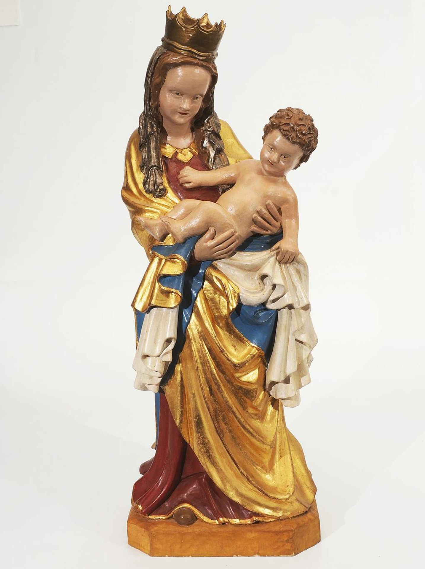 Bekrönte Madonna mit Kind., im Stil der Salzburger Gotik. Neuzeitlich, Lindenholz, geschnitzt, - Image 2 of 6