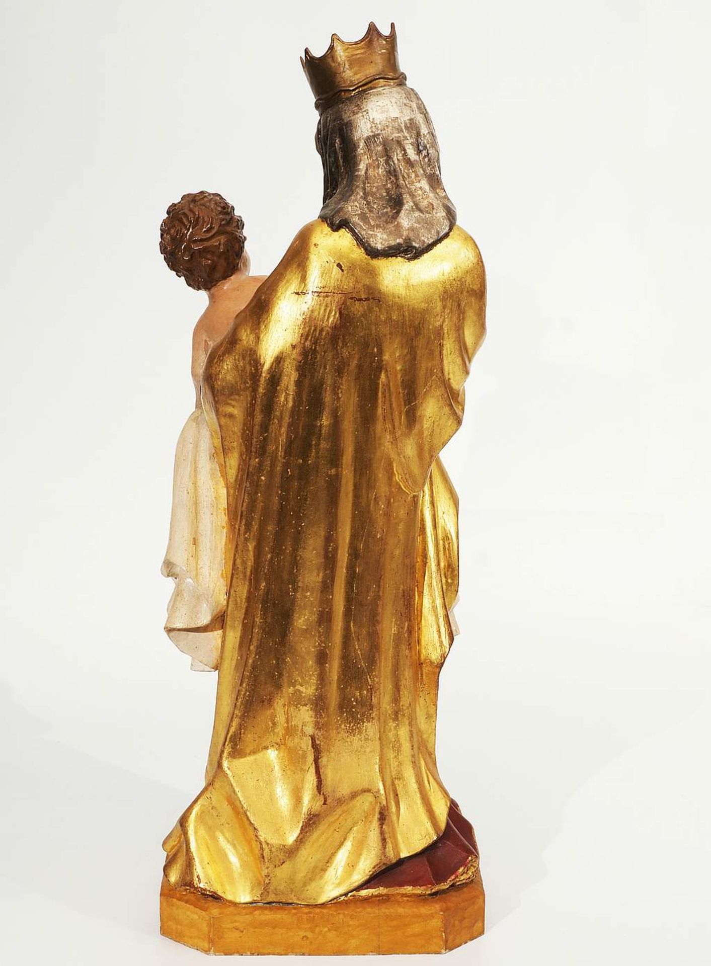 Bekrönte Madonna mit Kind., im Stil der Salzburger Gotik. Neuzeitlich, Lindenholz, geschnitzt, - Image 4 of 6