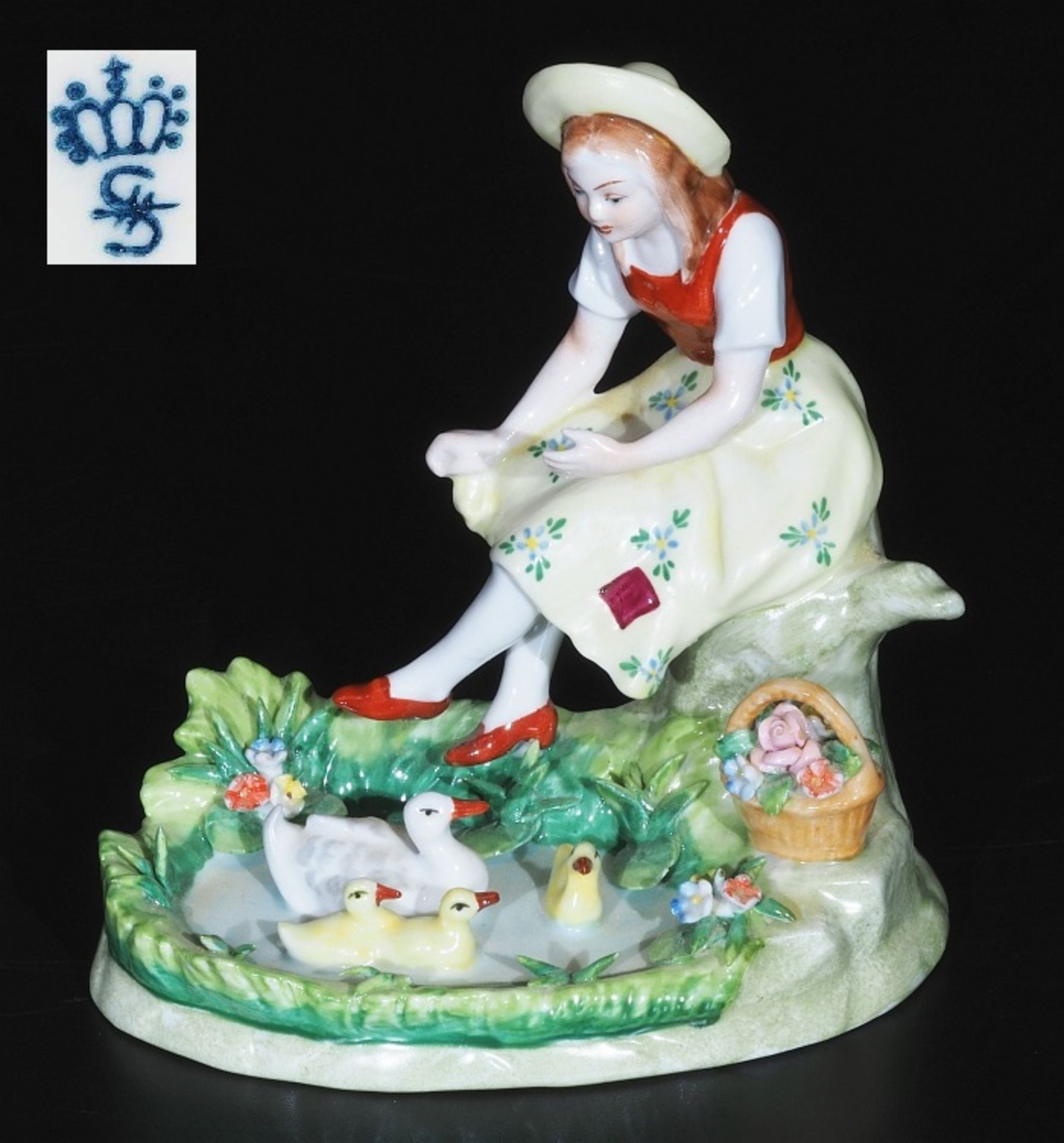 Mädchen mit Enten. SITZENDORFER Porzellanmanufaktur/Thüringen, 20. Jahrhundert. Detaillierte Aus
