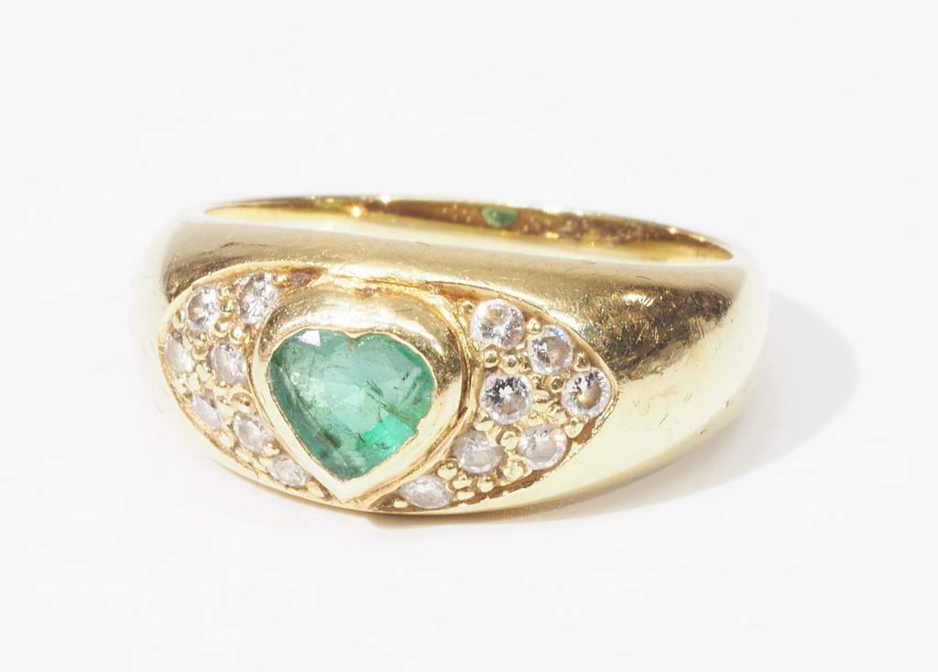 Ring mit Smaragdherz und kleinen Brillanten. 585er Gelbgold, mit kleinen Brillanten von ca. 0,20 - Image 3 of 6