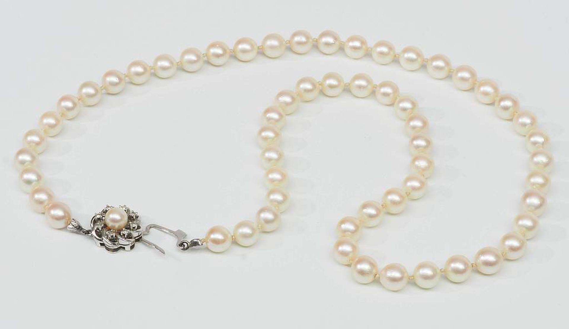 Weiße Akoya Perlenkette mit Schmuckschließe. 585er Weißgold, kranzförmig besetzt mit kleinen Br - Bild 5 aus 7