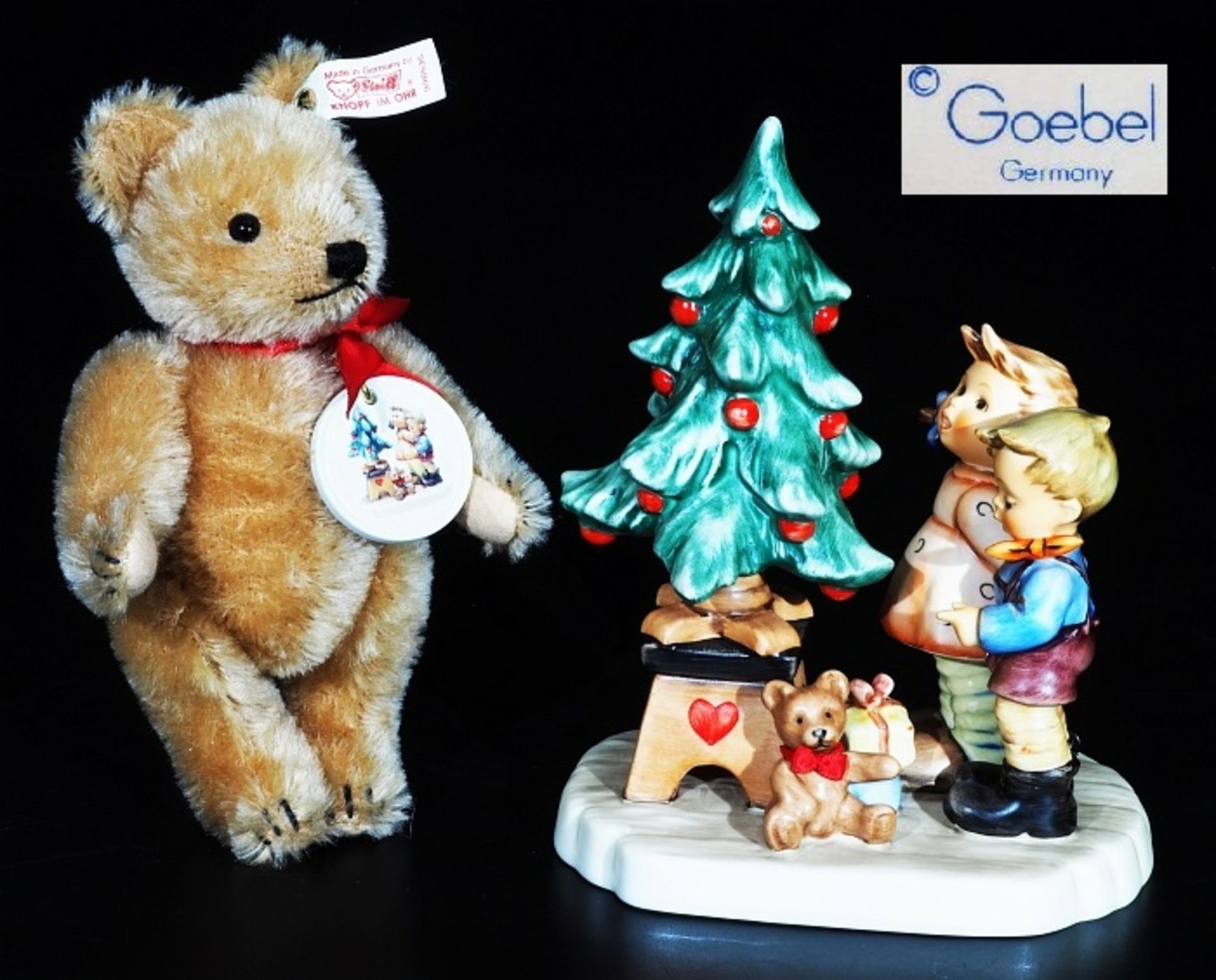 Hummel-Figurengruppe, Fa. Geobel, "Am Weihnachtsbaum" mit Steiff-Teddybär. Geschwisterpaar mit Te