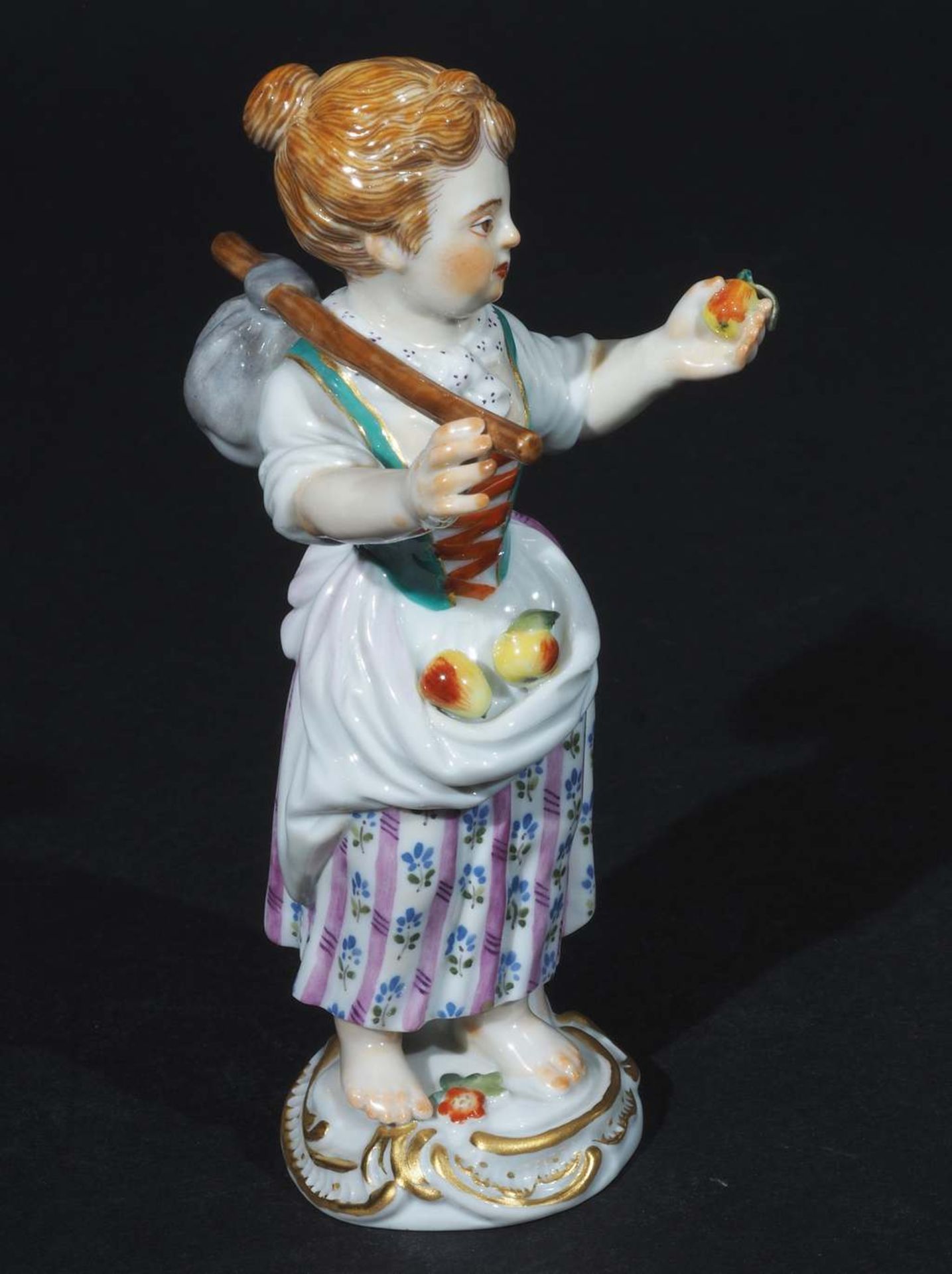 Gärtnerkind mit Stab und Obst. MEISSEN, 1980, 1. Wahl. Modell Nr. 60349. Modell von Johann Joac - Image 5 of 8