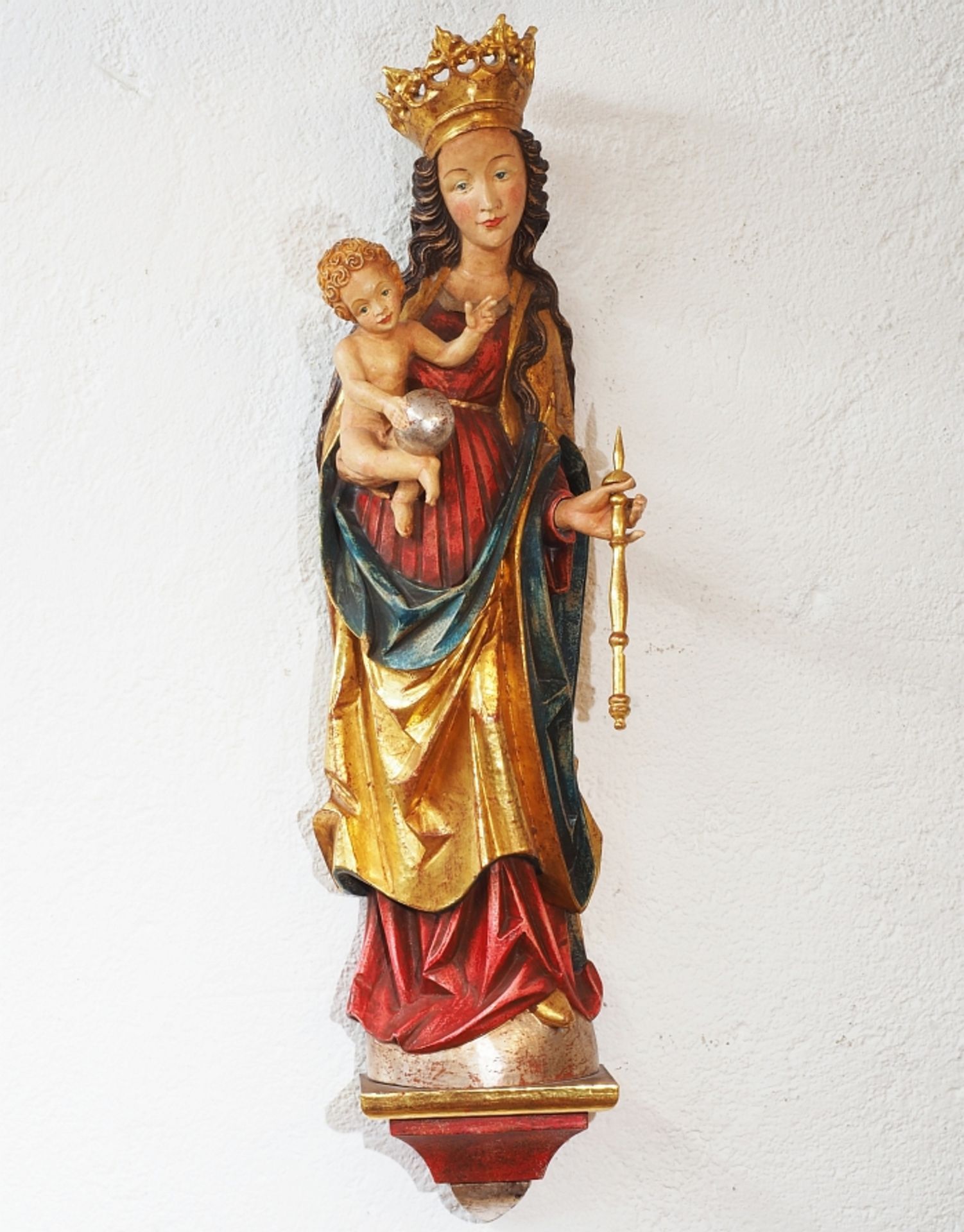 Bekrönte Madonna, auf dem Arm den Jesusknaben mit Weltkugel und in der linken Hand das Zepter hal