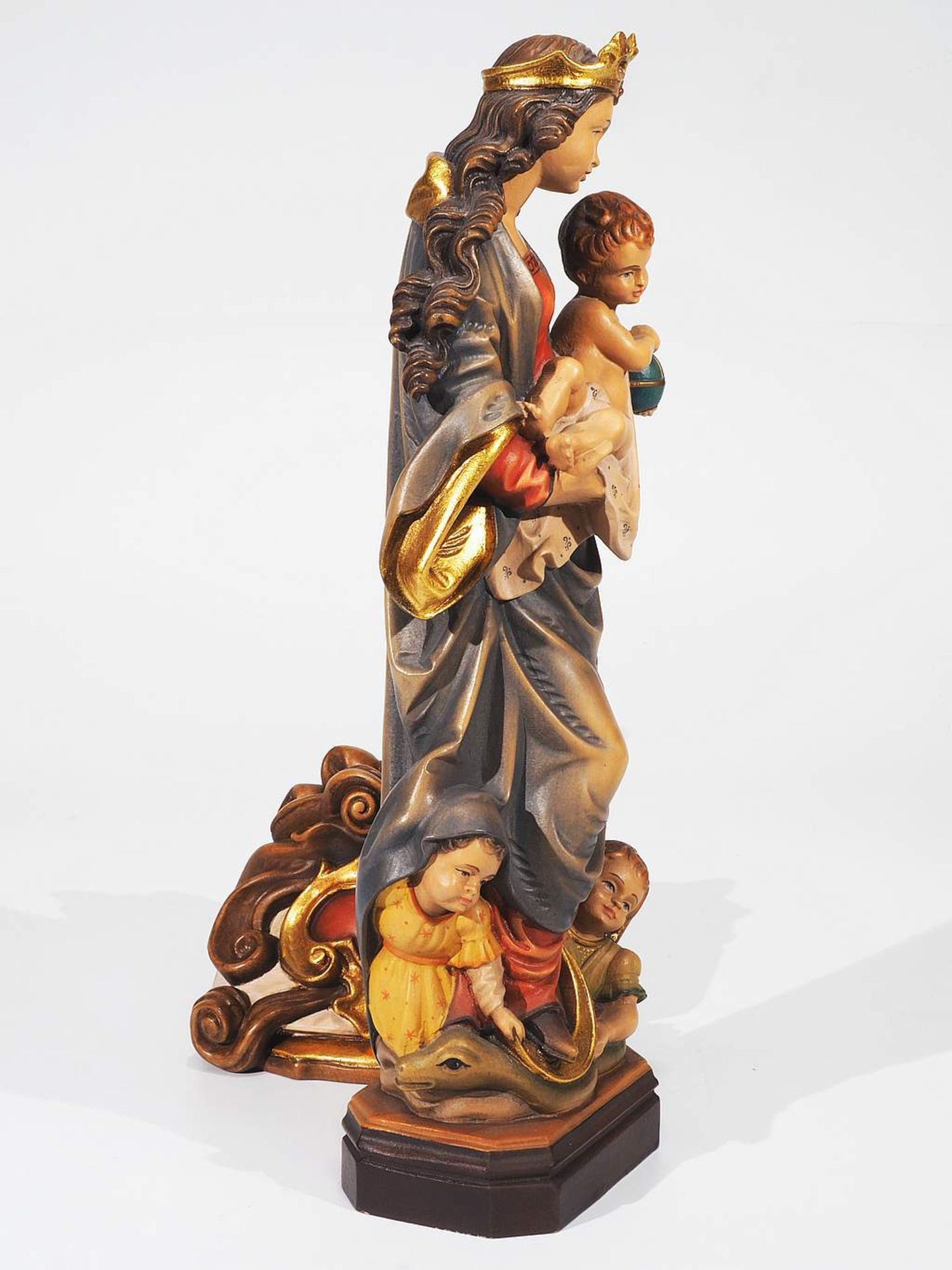 Bekrönte Madonna mit Kind auf der Mondsichel. 20./21. Jahrhundert. Nach alter Vorlage geschnitzt, - Image 4 of 6