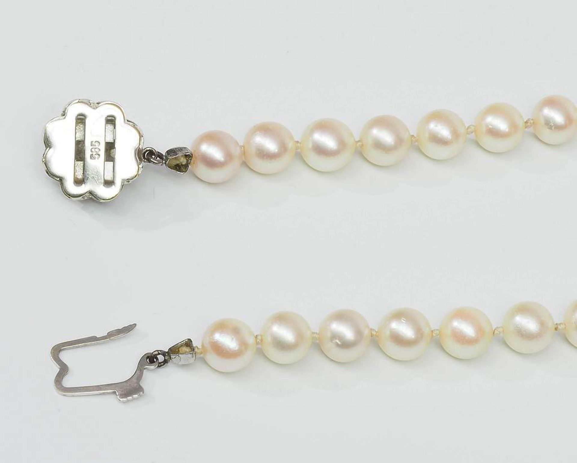Weiße Akoya Perlenkette mit Schmuckschließe. 585er Weißgold, kranzförmig besetzt mit kleinen Br - Bild 6 aus 7
