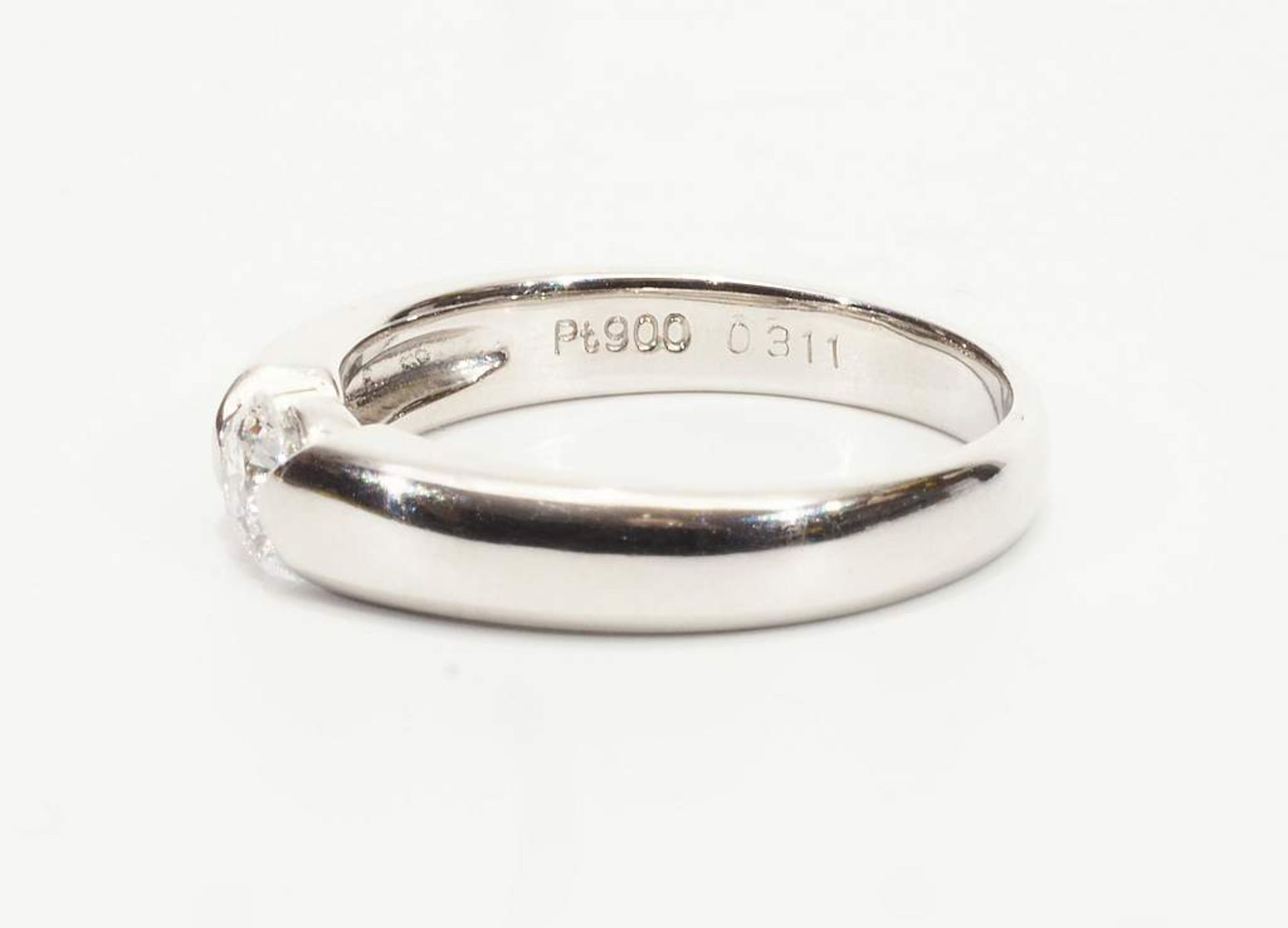 Ring, 900 Platin, besetzt mit 1 Brillant von 0,31 ct. (in der Ringschiene punziert). Ringgröße 52 - Bild 4 aus 6