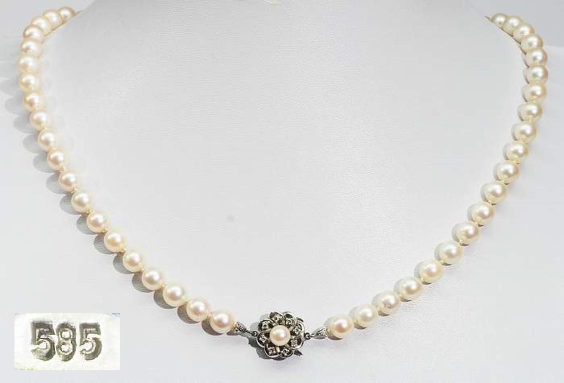Weiße Akoya Perlenkette mit Schmuckschließe. 585er Weißgold, kranzförmig besetzt mit kleinen Br