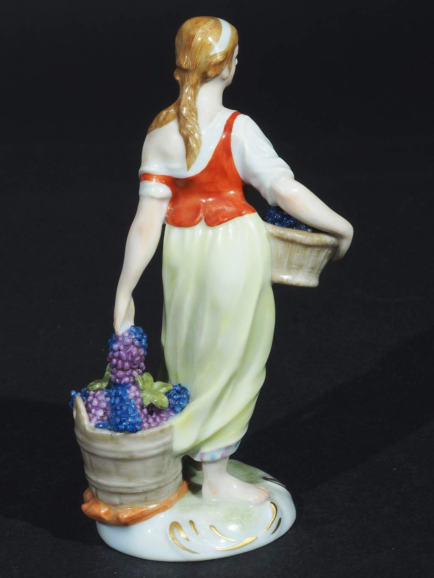 Winzerin mit Trauben. LUDWIGSBURG, 20. Jahrhundert, ohne Modellnummer. Entwurf Johann Jacob Loui - Image 4 of 7