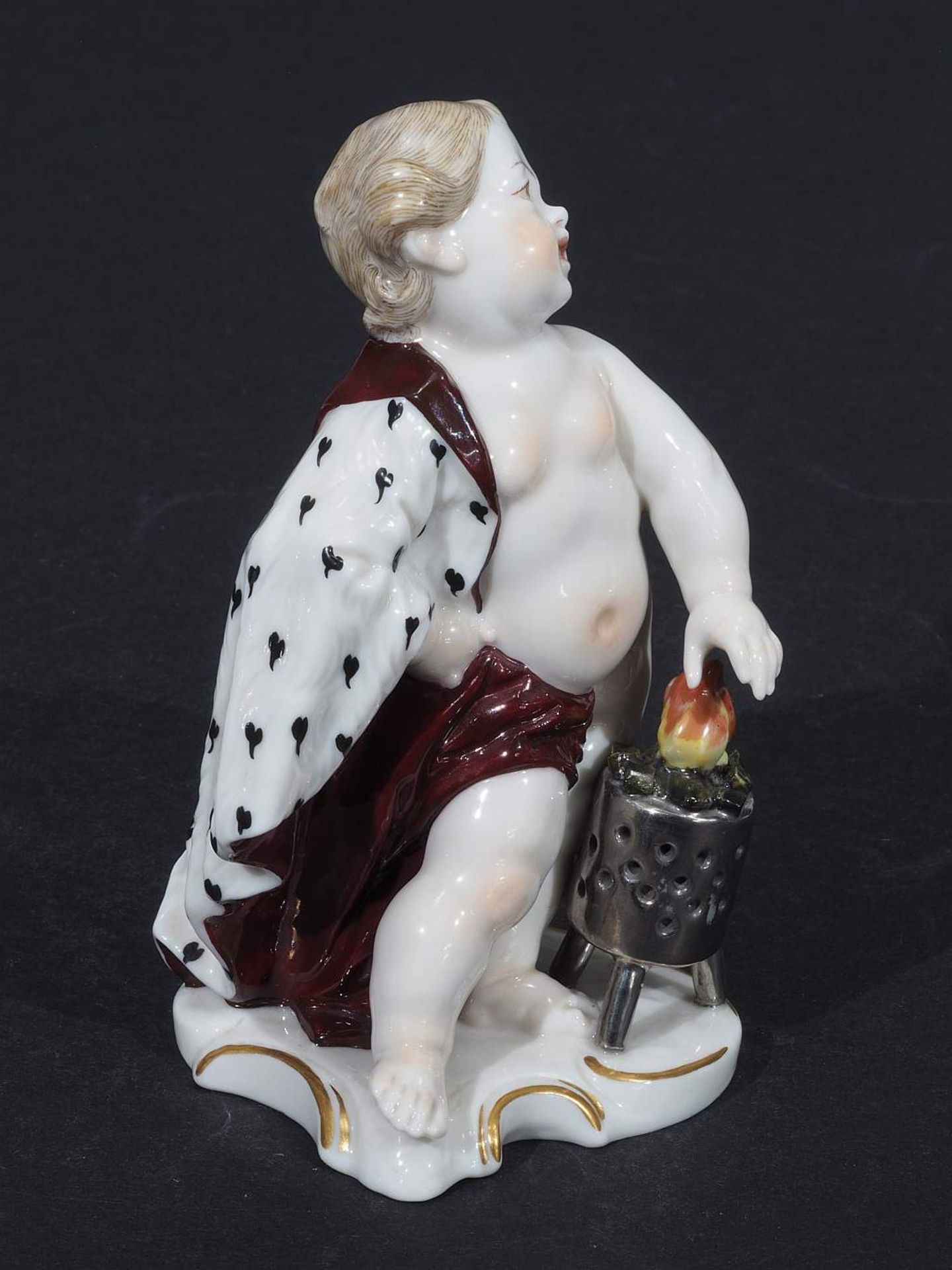 Jahreszeiten-Figur "Putto als Allegorie auf den Winter". NYMPHENBURG, 20. Jahrhundert. Modell Fra - Image 3 of 7