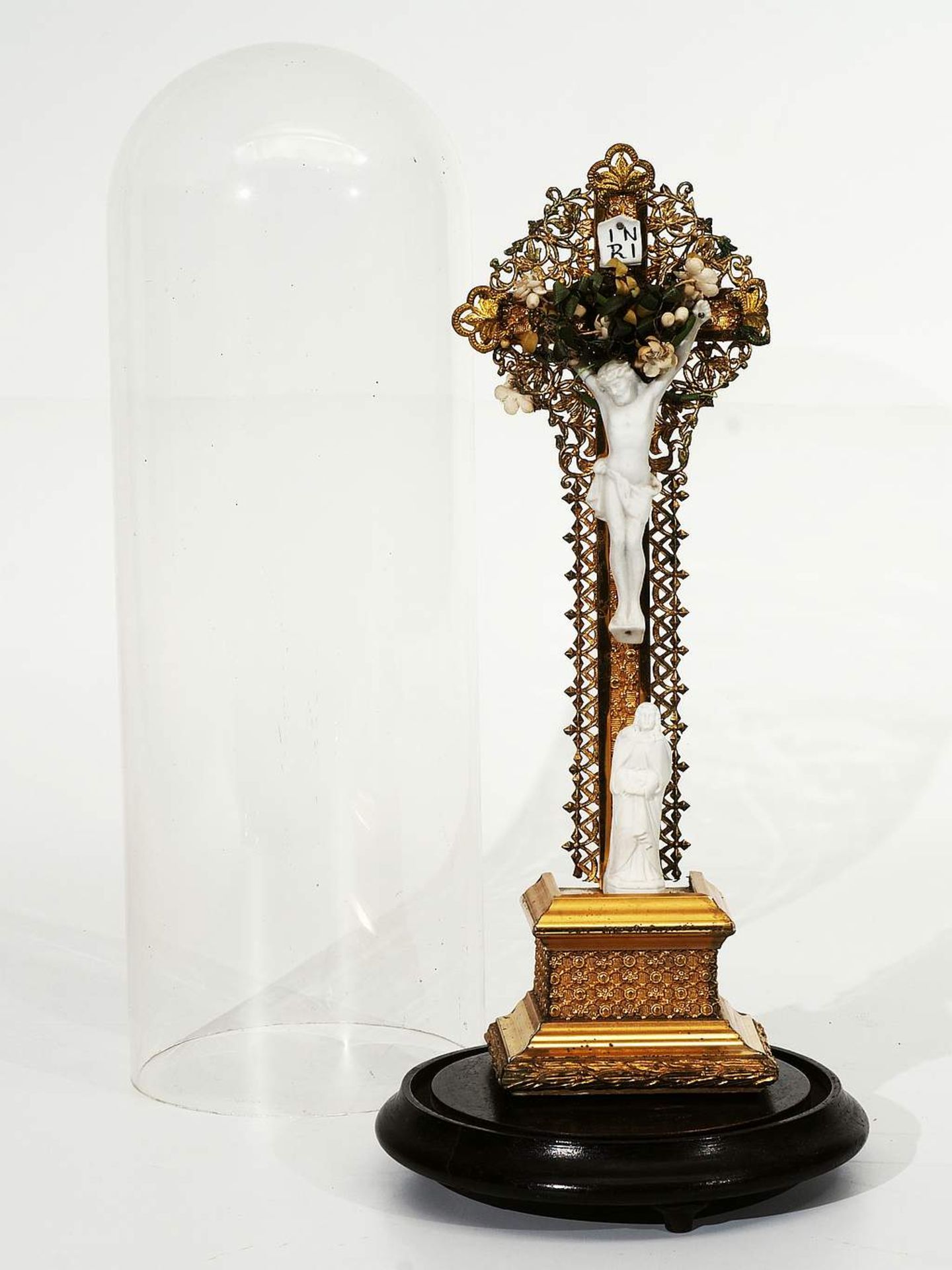 Kruzifixus unter Glassturz, 20. Jahrhundert. Kreuz aus durchbrochenem Blech/Messingzierrat mit Ko - Image 3 of 5