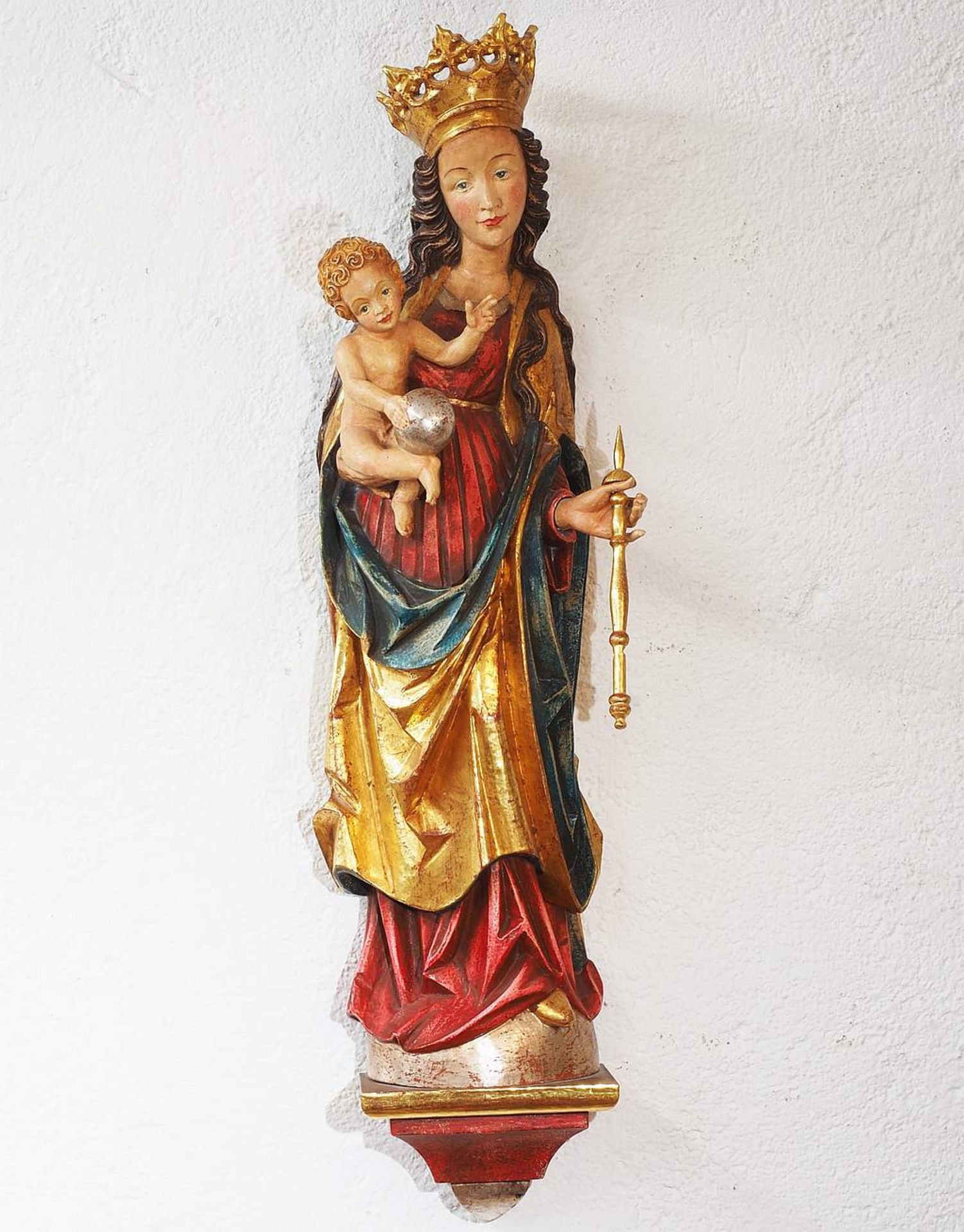 Bekrönte Madonna, auf dem Arm den Jesusknaben mit Weltkugel und in der linken Hand das Zepter hal - Image 2 of 7