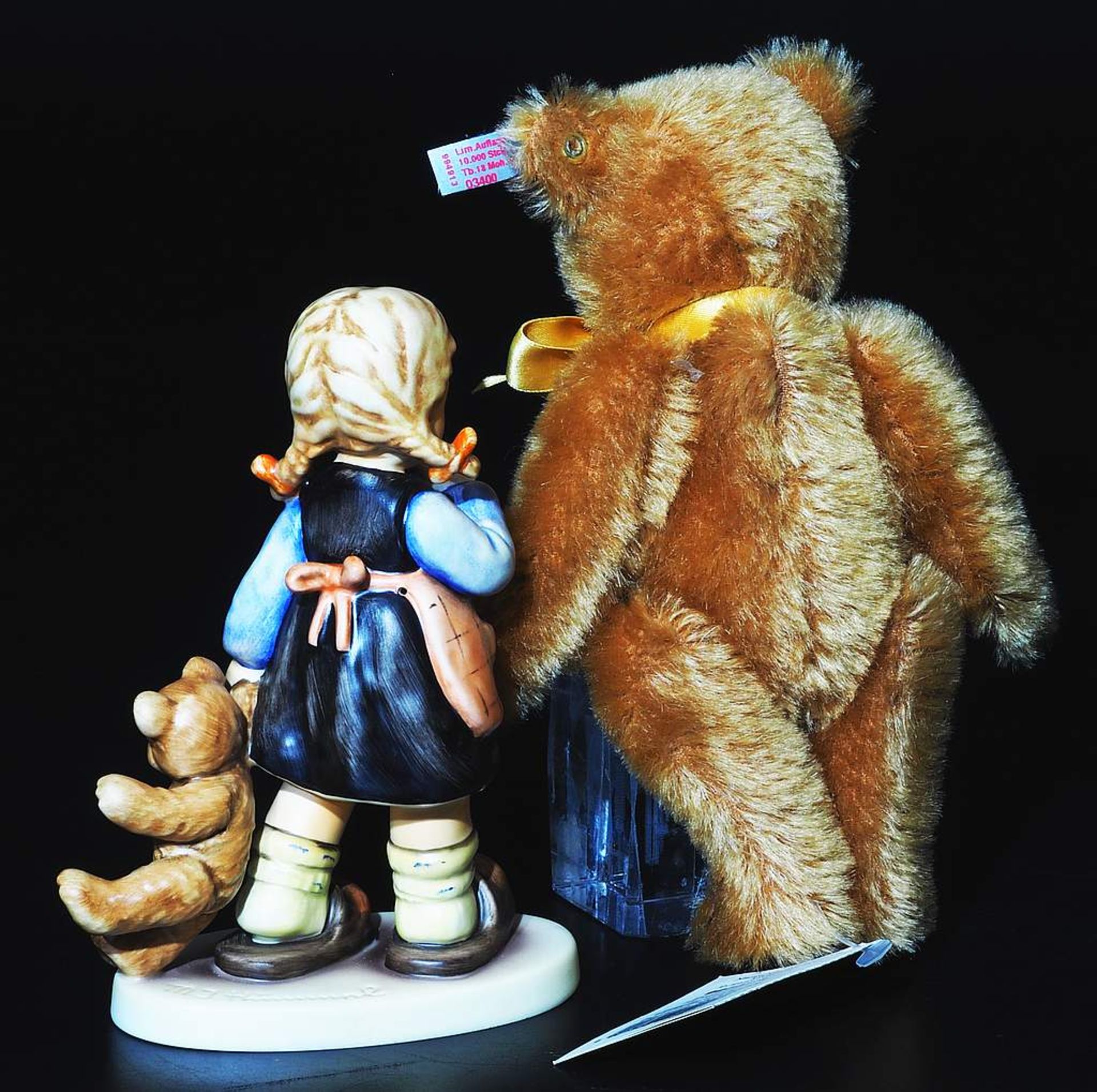 Hummel-Figurengruppe, Fa. Geobel, "Mein Liebling" mit Steiff-Teddybär. Kleines Mädchen mit Zöp - Image 3 of 5