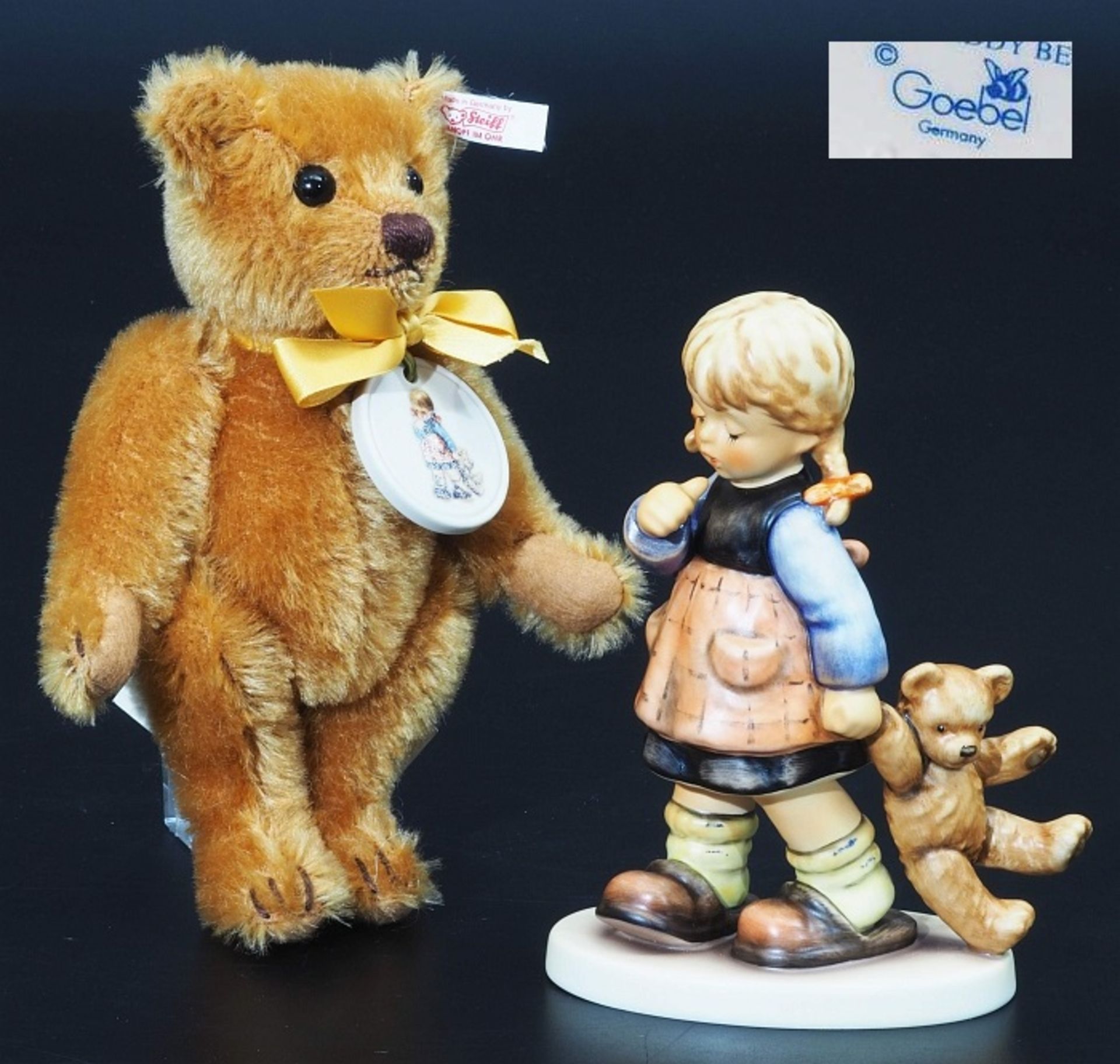 Hummel-Figurengruppe, Fa. Geobel, "Mein Liebling" mit Steiff-Teddybär. Kleines Mädchen mit Zöp