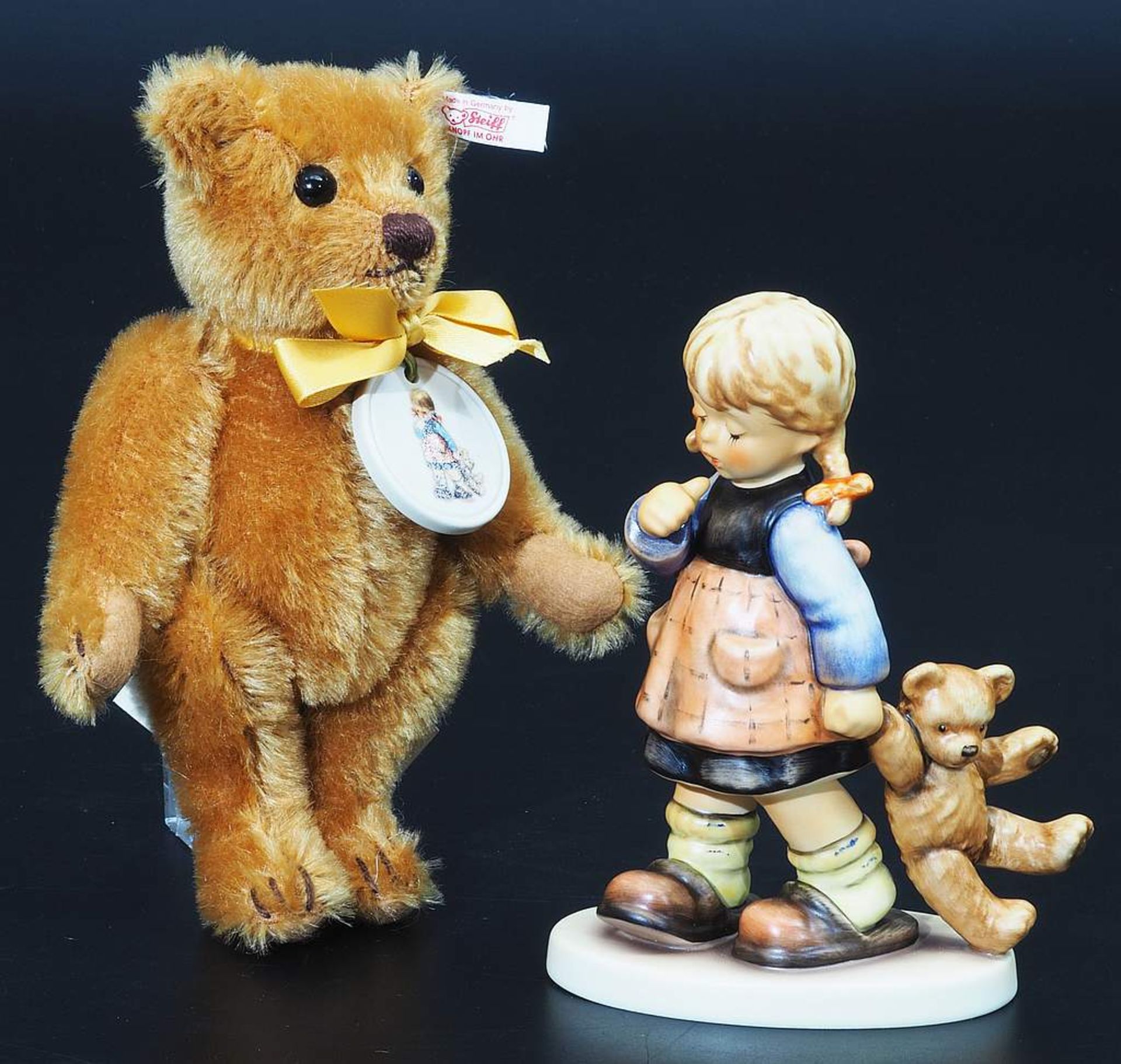 Hummel-Figurengruppe, Fa. Geobel, "Mein Liebling" mit Steiff-Teddybär. Kleines Mädchen mit Zöp - Image 2 of 5