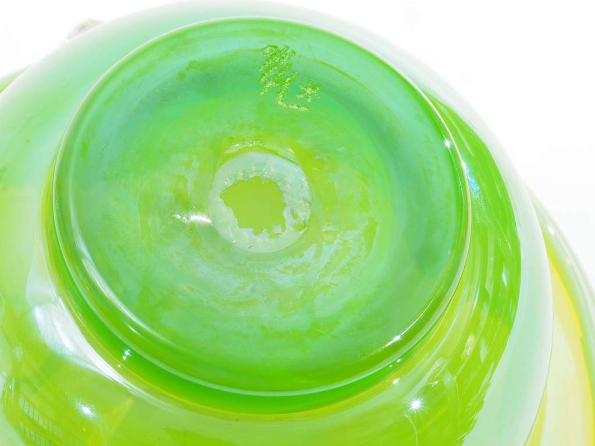 Gefußte Glasschale, opalisierend grün überfangen. 20,. Jahrhundert, Runde, tief gemuldete Form, - Image 5 of 6