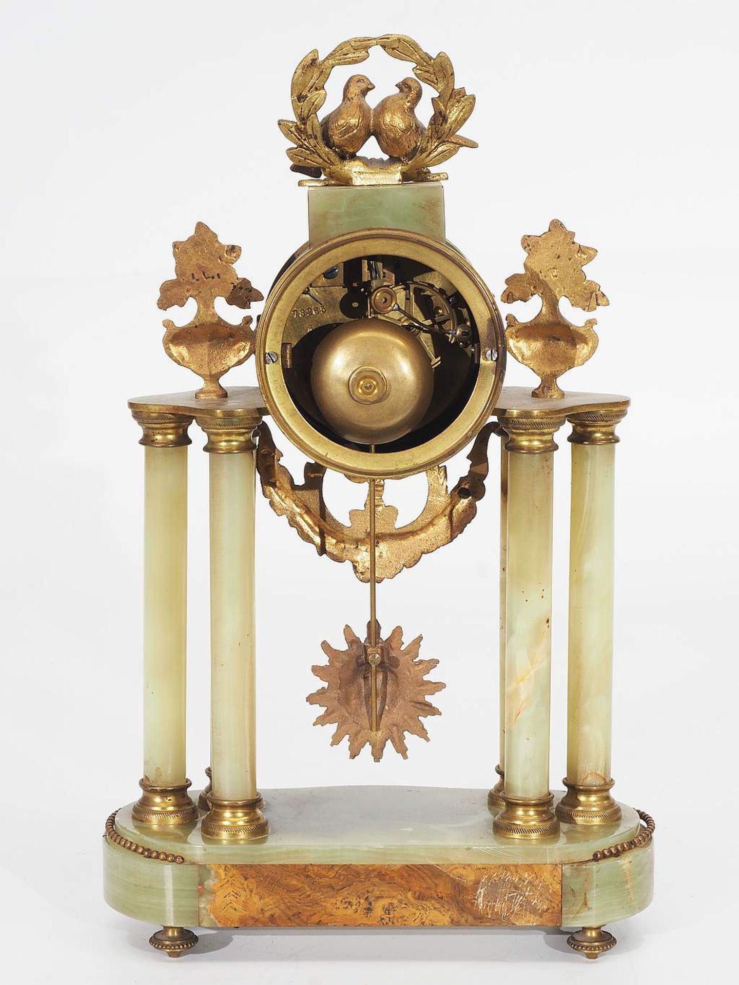 Portaluhr mit Sonnenpendel, getragen von seitlich je drei Säulen. Uhrwerk Hammerschlag auf Glocke, - Bild 4 aus 5