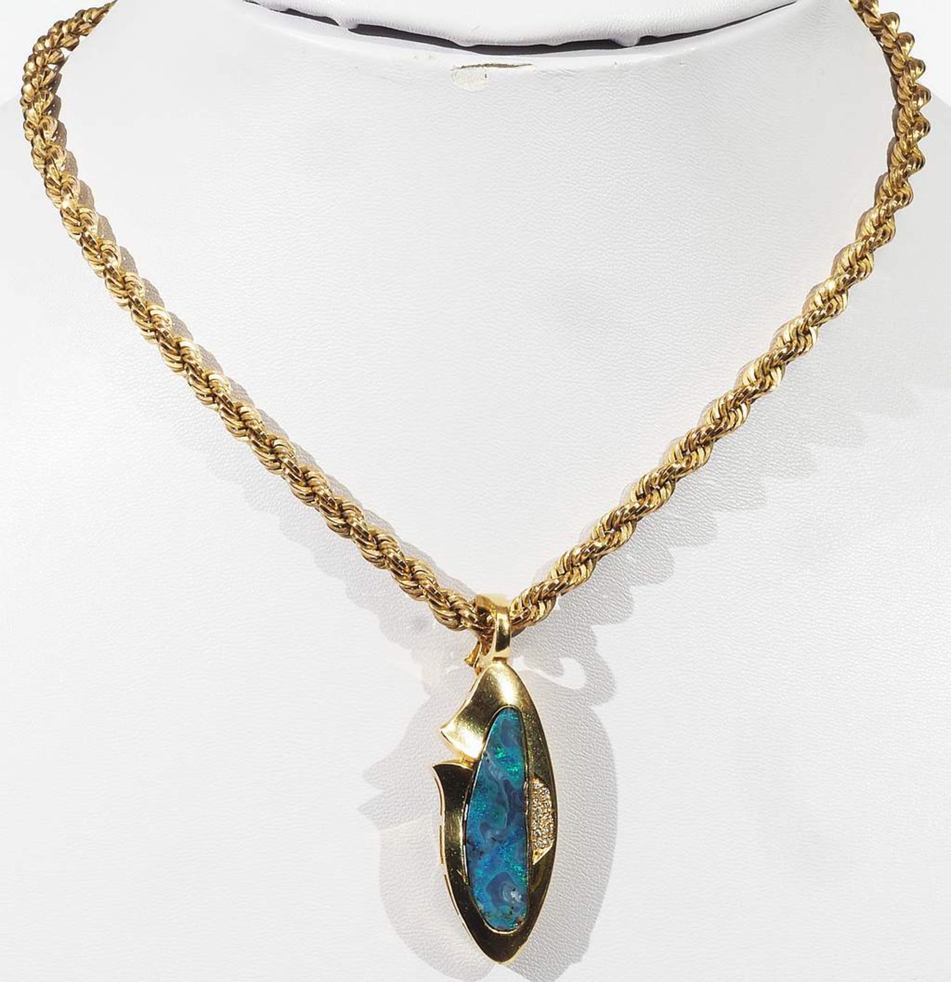 Clip-Anhänger mit Boulder-Opal, Ovale Fassung aus 750er Gelbgold, einseitig mit Diamantbesatz von - Image 3 of 7