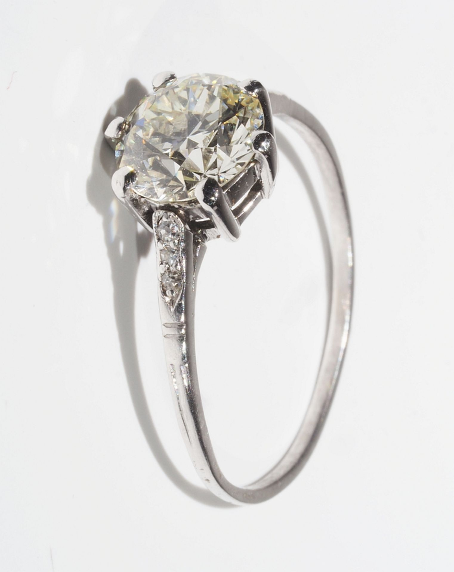 Damenring mit Diamant, Platin geprüft, im Übergangsschliff von 1,79 ct. M (getöntes weiß) vvs