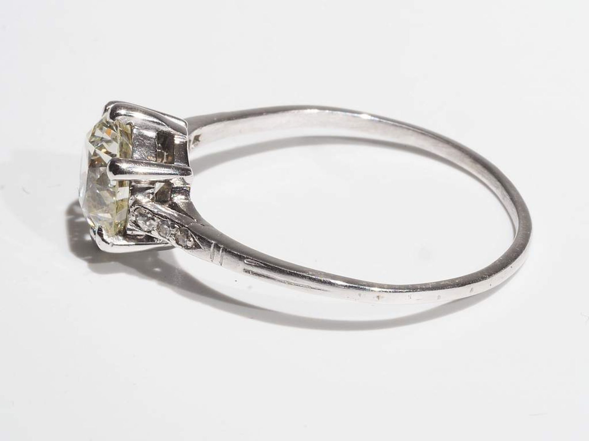 Damenring mit Diamant, Platin geprüft, im Übergangsschliff von 1,79 ct. M (getöntes weiß) vvs - Image 4 of 6