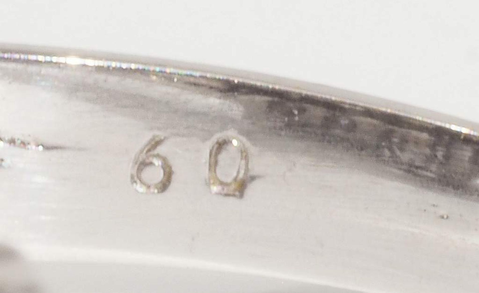 Ring mit Brillanten. 585er Weißgold, Ringkopf dreiteilig, besetzt mit insgesamt 13 Brillanten von - Image 6 of 7
