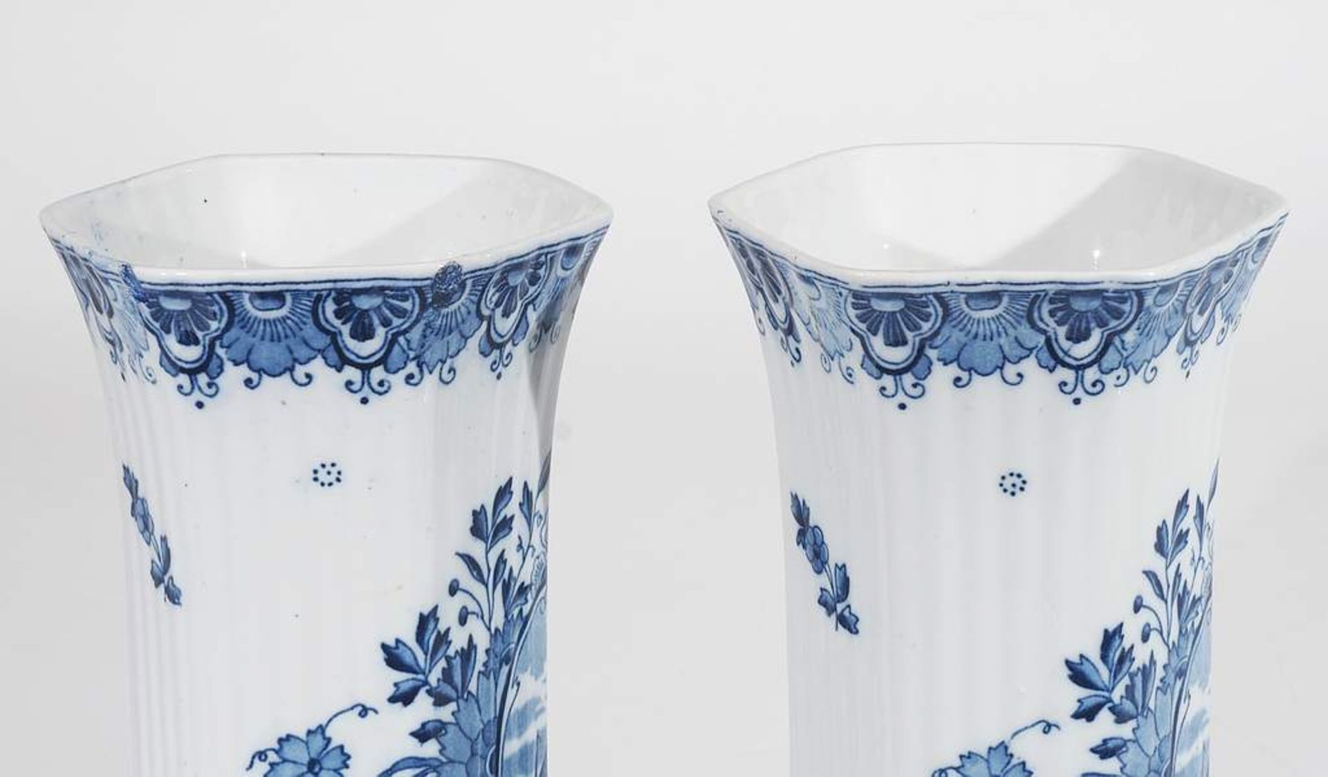 Delfter Fayence Vasenpaar. 20. Jahrhundert, sechseckige hohe Form, kobaltblaue Blumenbemalung, sch - Image 5 of 7