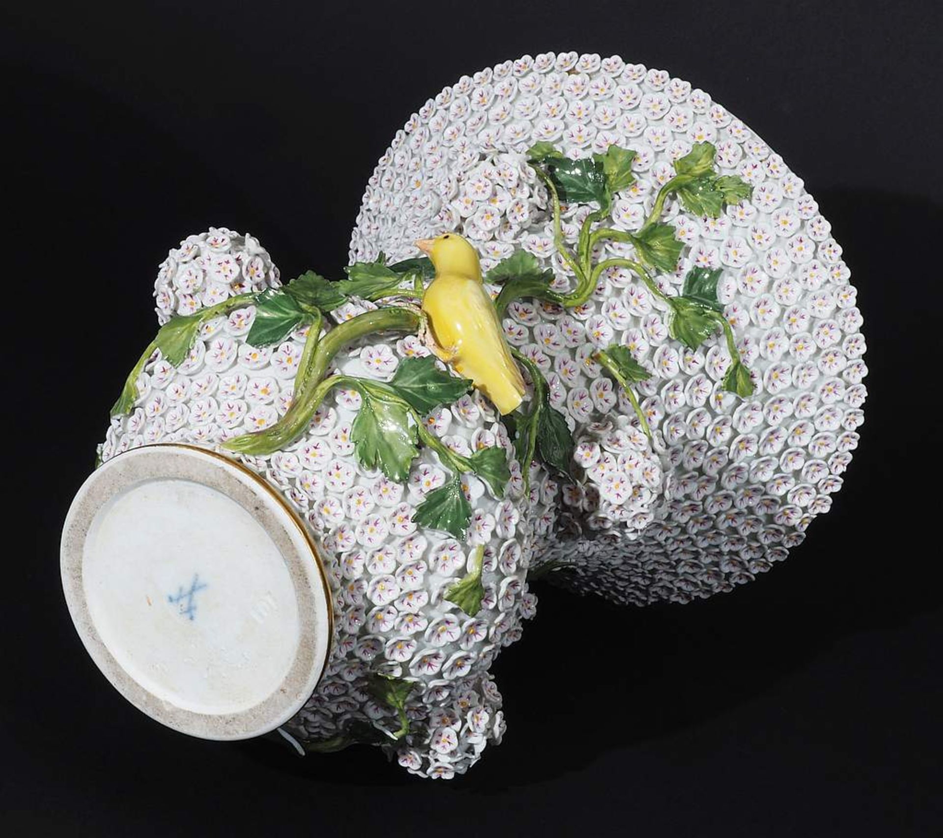 Prachtvolle Vase mit Schneeballblüten und zwei Vögeln. MEISSEN 1860 - 1923, 1. Wahl. Modell vo - Image 6 of 9