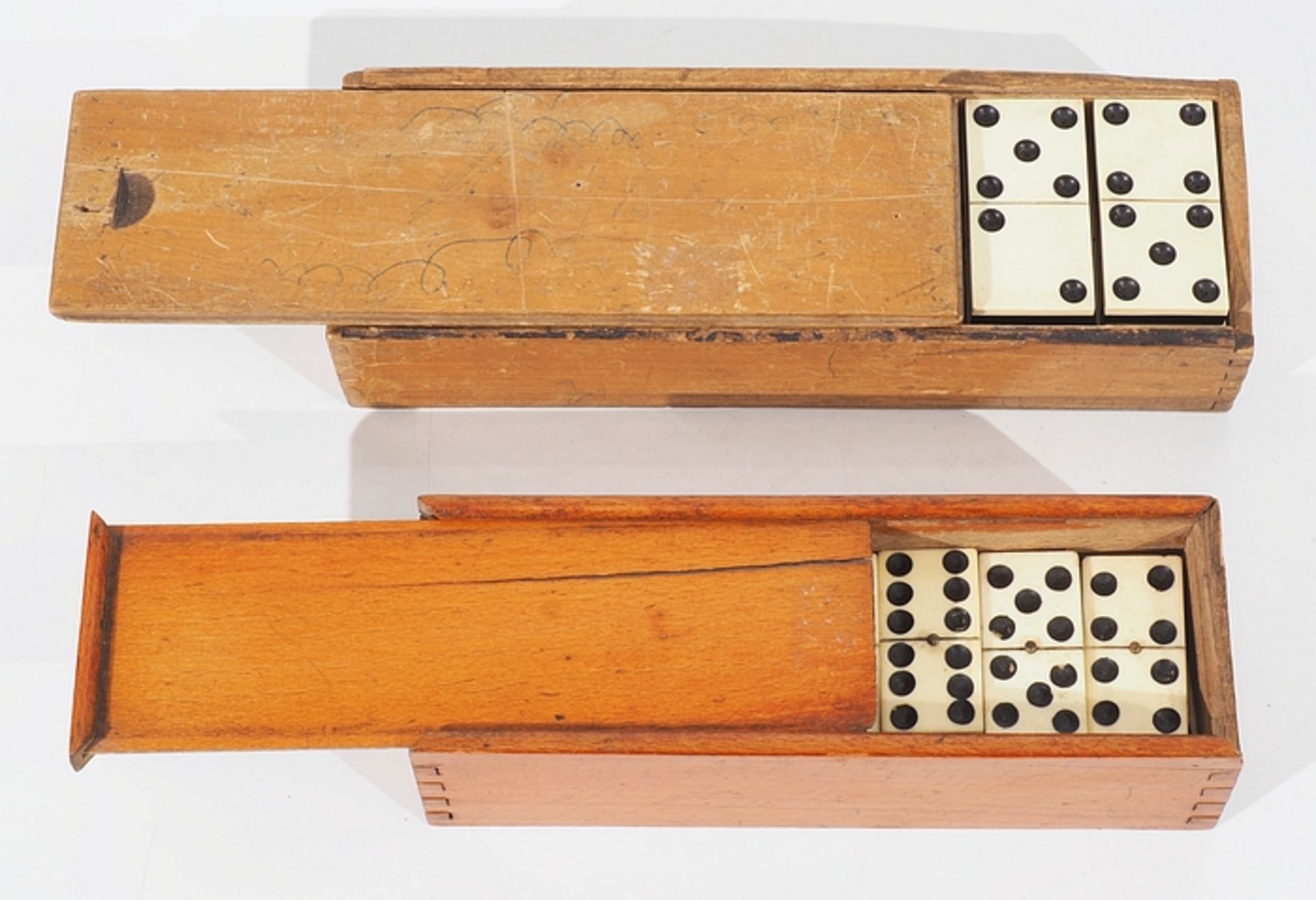 Zwei Dominospiele, Deutsch 19. Jahrhundert. Jeweils in Holzschatulle mit Schiebedeckel, zahlreic