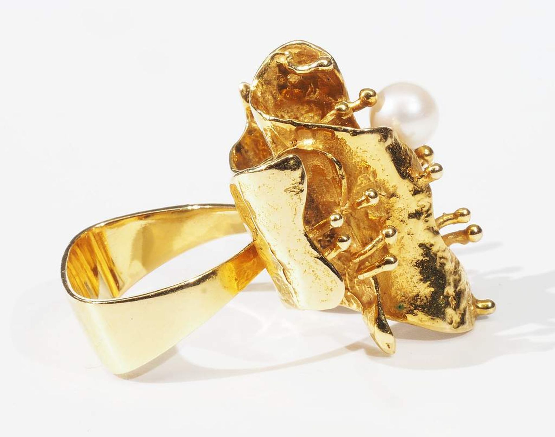 Designer Ring, 585er Gelbgold, abstrakte Ausarbeitung, mit einer weißen Akoya-Perle Ø 6 mm, R - Image 6 of 7