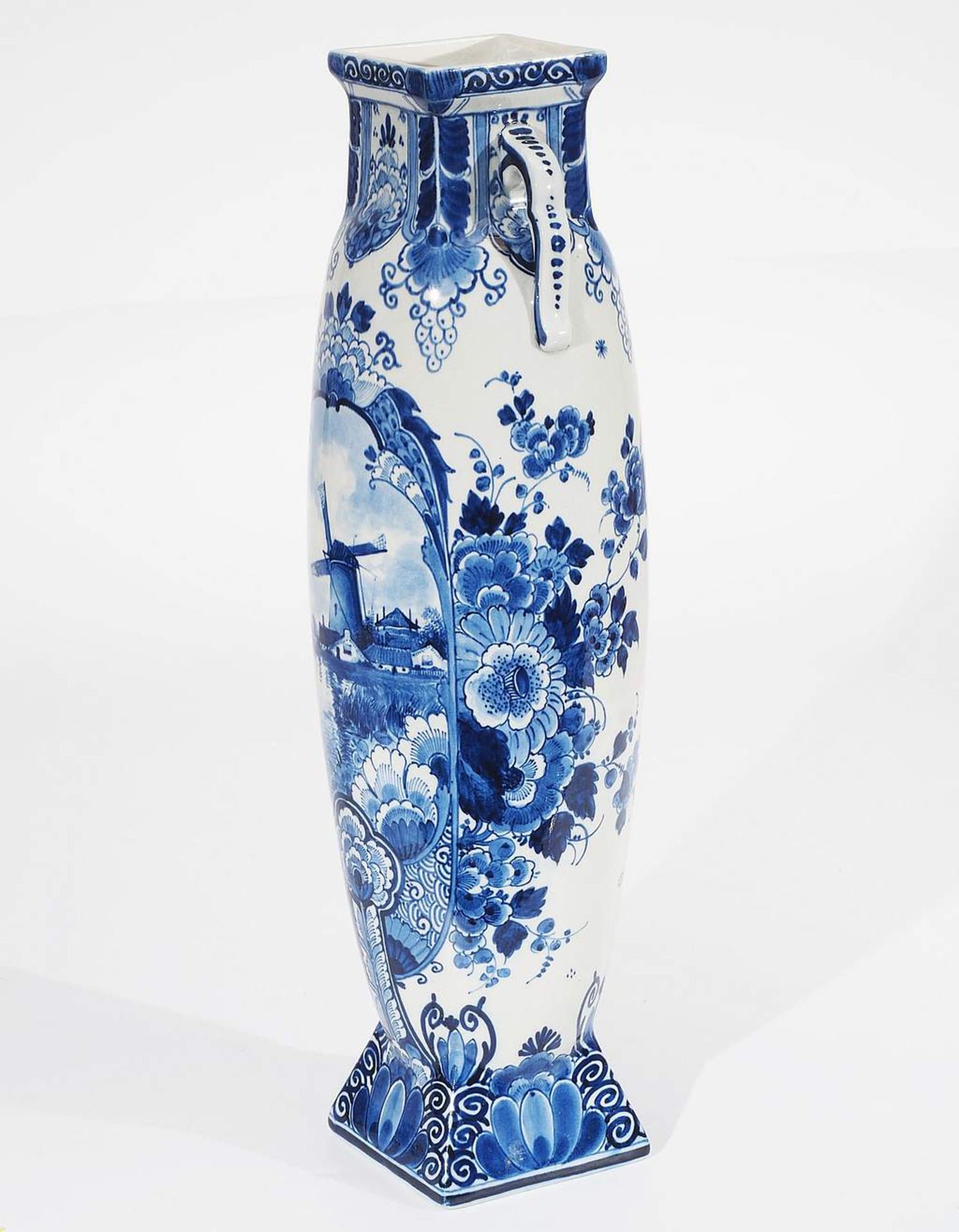 Delfter Fayence Vase. 20. Jahrhundert, über quadratischem Stand und Vasenrand hohe runde und schl - Image 4 of 7