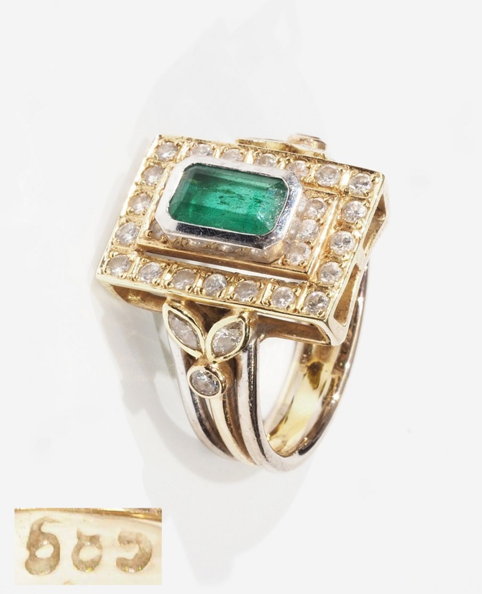 Ring mit Smaragd und Diamanten. 585er Gelb- und Weißgold, Smaragd mit Tragespuren, Ringkopf bes