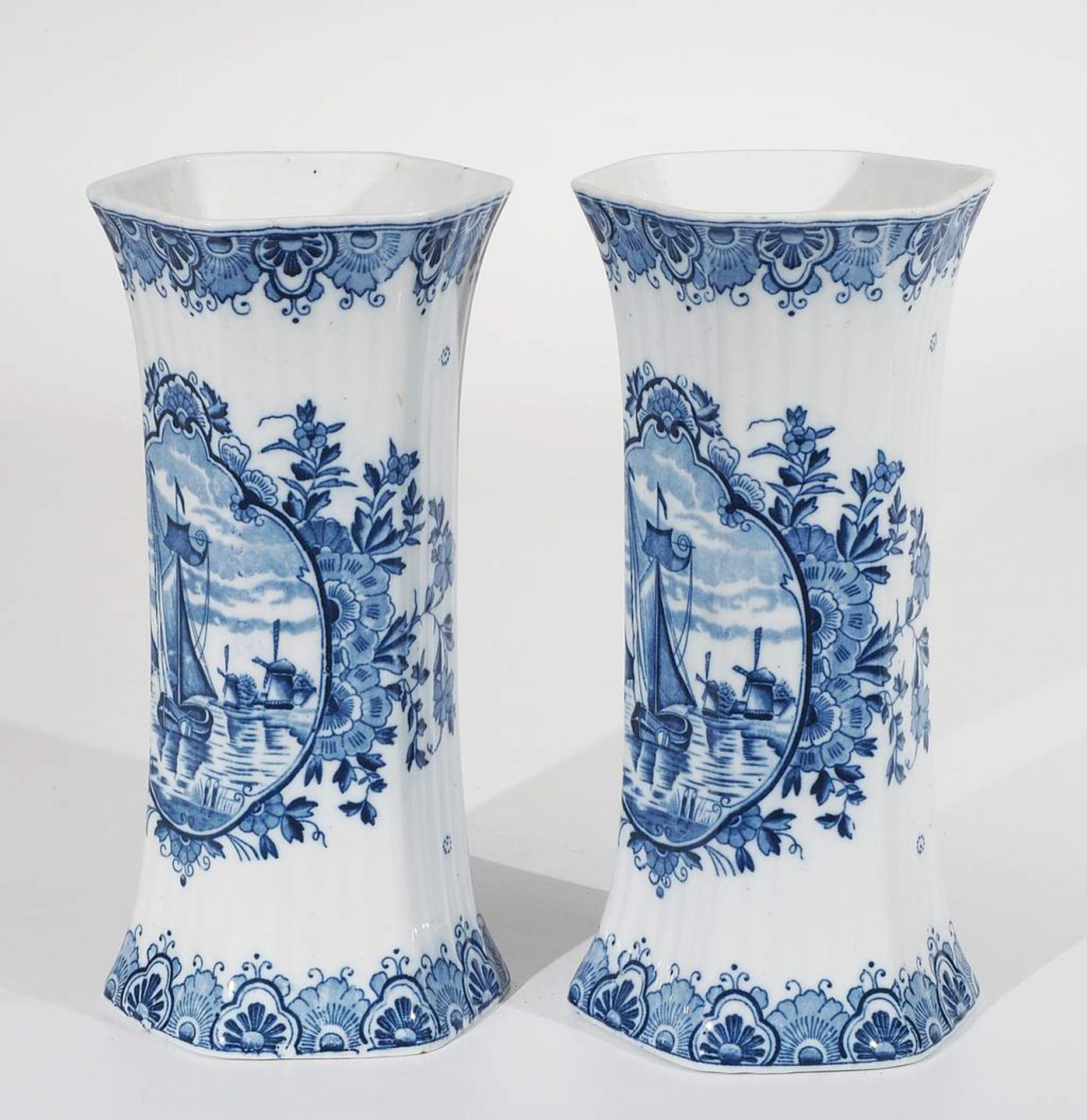Delfter Fayence Vasenpaar. 20. Jahrhundert, sechseckige hohe Form, kobaltblaue Blumenbemalung, sch - Image 3 of 7