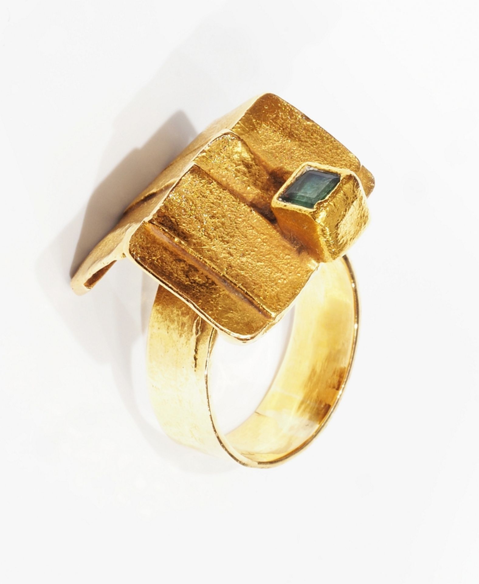 Desingerring, 585er Gelbgold geprüft. Ringkopf in Dachform mit grünem Turmalin, Gewicht ca. 12,6