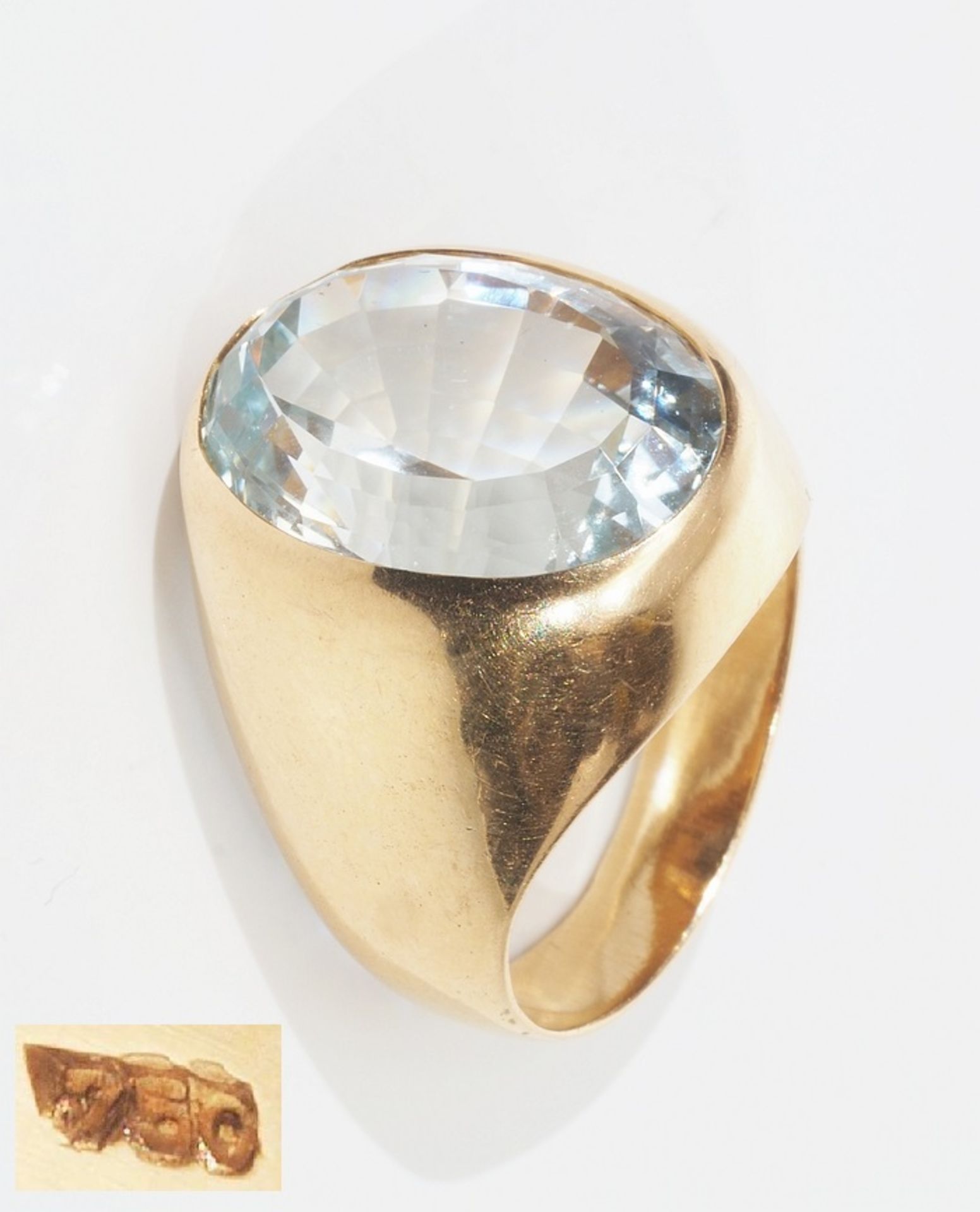 Massiver Ring mit Aquamarin. 750er Gelbgold. Oval facettiert, Größe Aquamarin: ca. 18,9 mm x 14,2