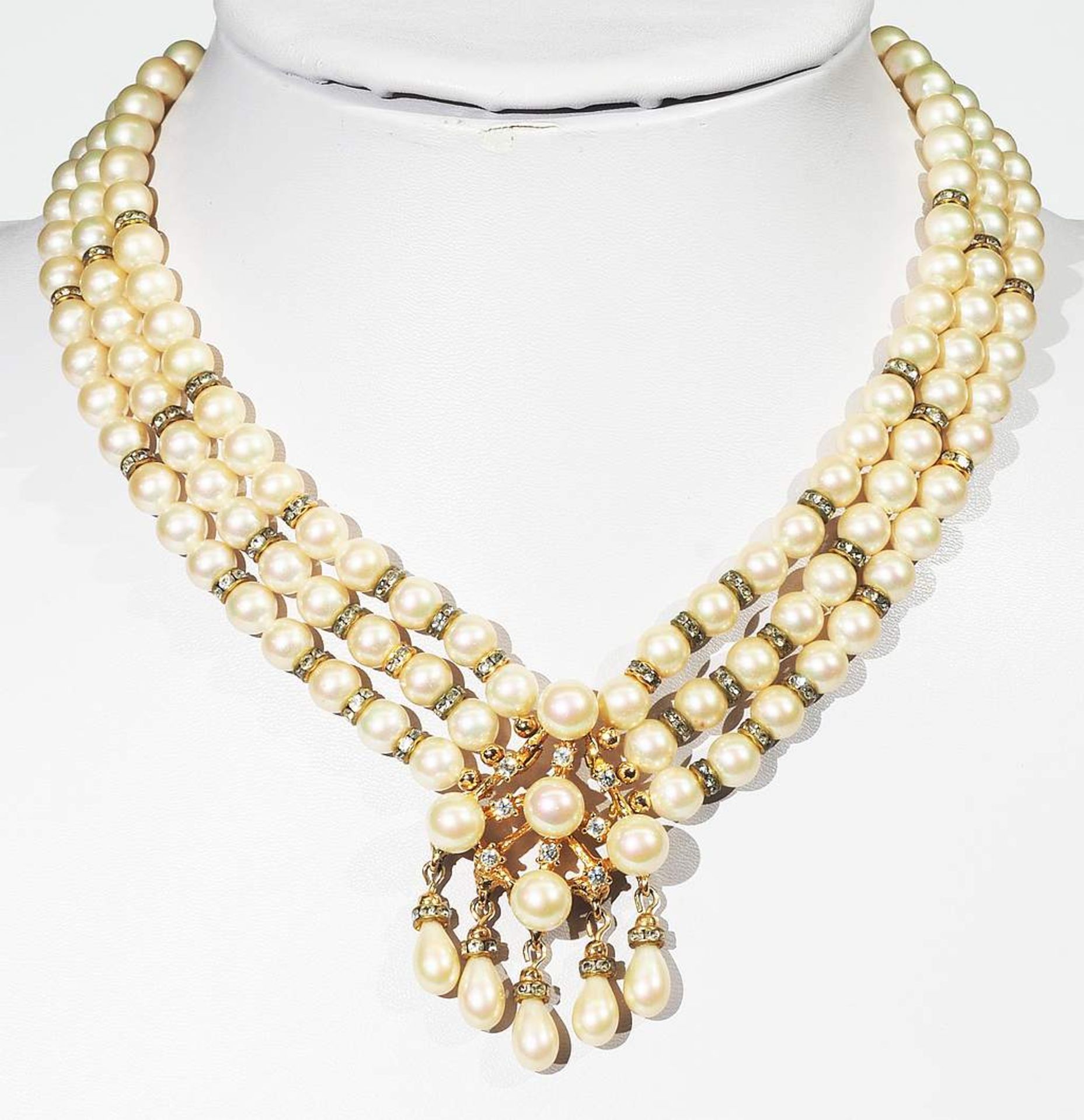 Dekorativer Modeschmuck " Perlencolier, DIOR'", signiert. Dreireihiges Collier mit dekorativem Mi - Image 2 of 6