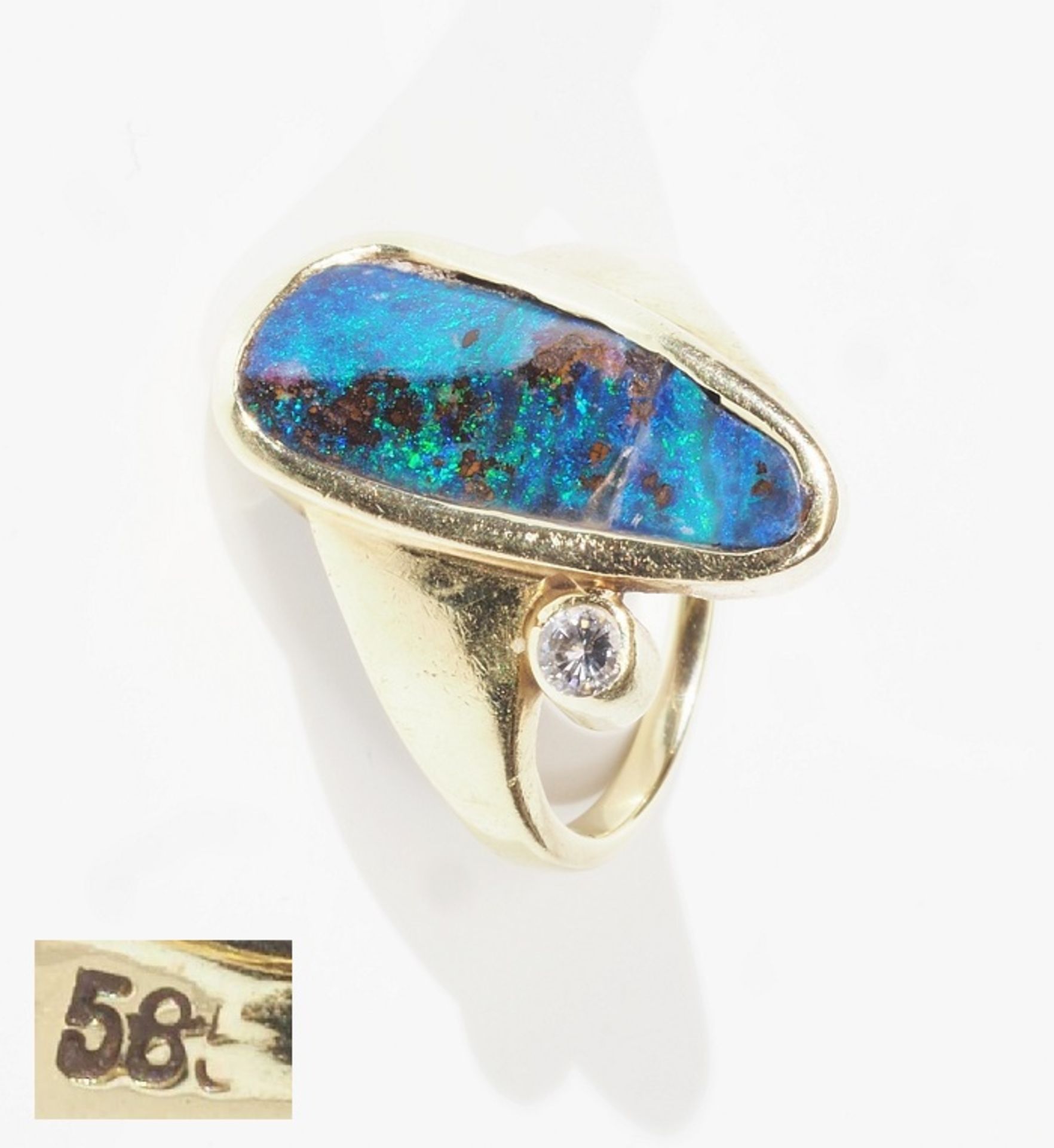 Ring mit Boulder-Opal und kleinem Brillant von 0,10 ct. H/vs. 585er Gelbgold, natürlicher Opal