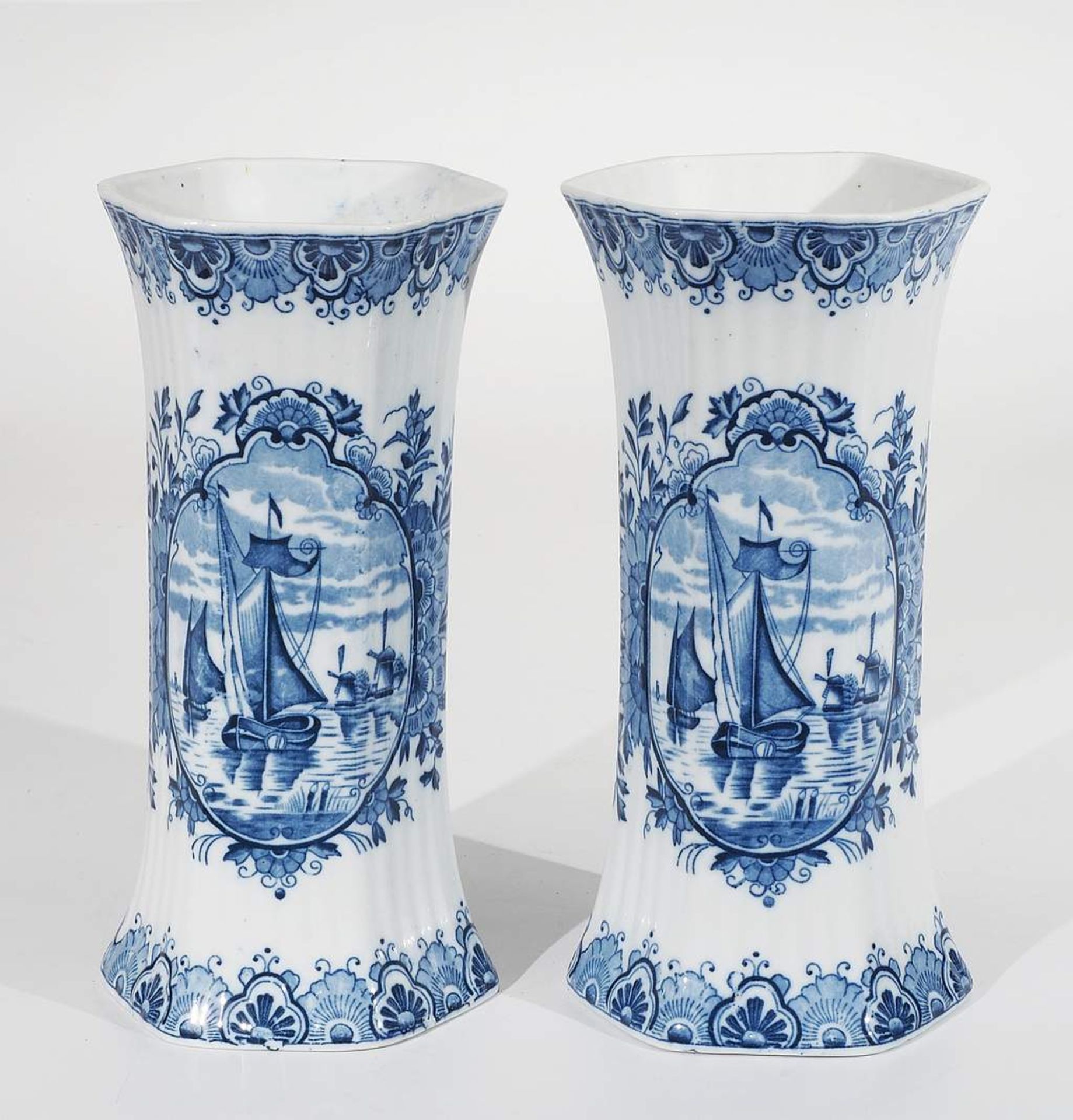 Delfter Fayence Vasenpaar. 20. Jahrhundert, sechseckige hohe Form, kobaltblaue Blumenbemalung, sch - Image 2 of 7