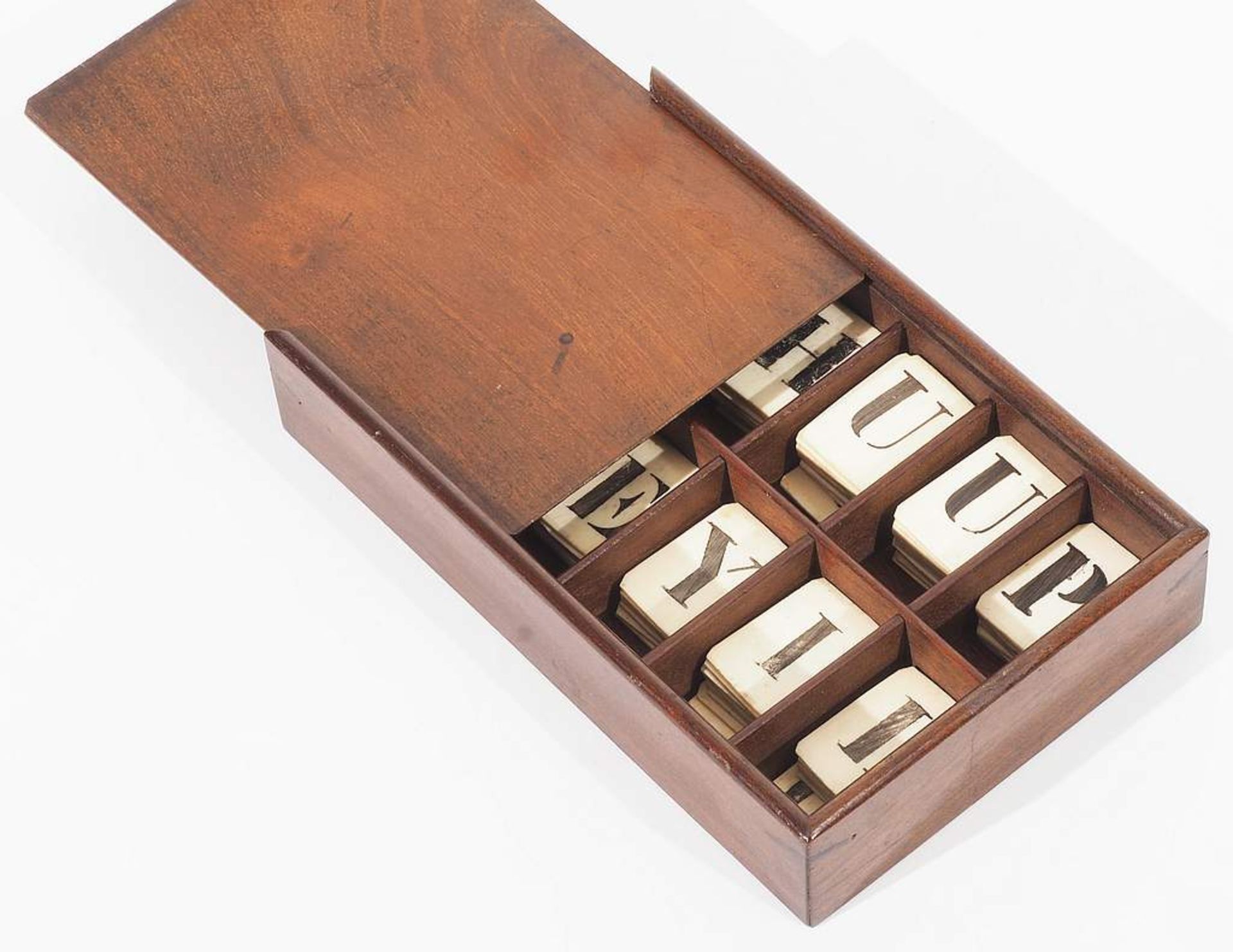 Buchstabenspiel, Deutsch 19. Jahrhundert. Holzschatulle aus Mahagoni mit Schiebedeckel. Achtfache - Image 4 of 5