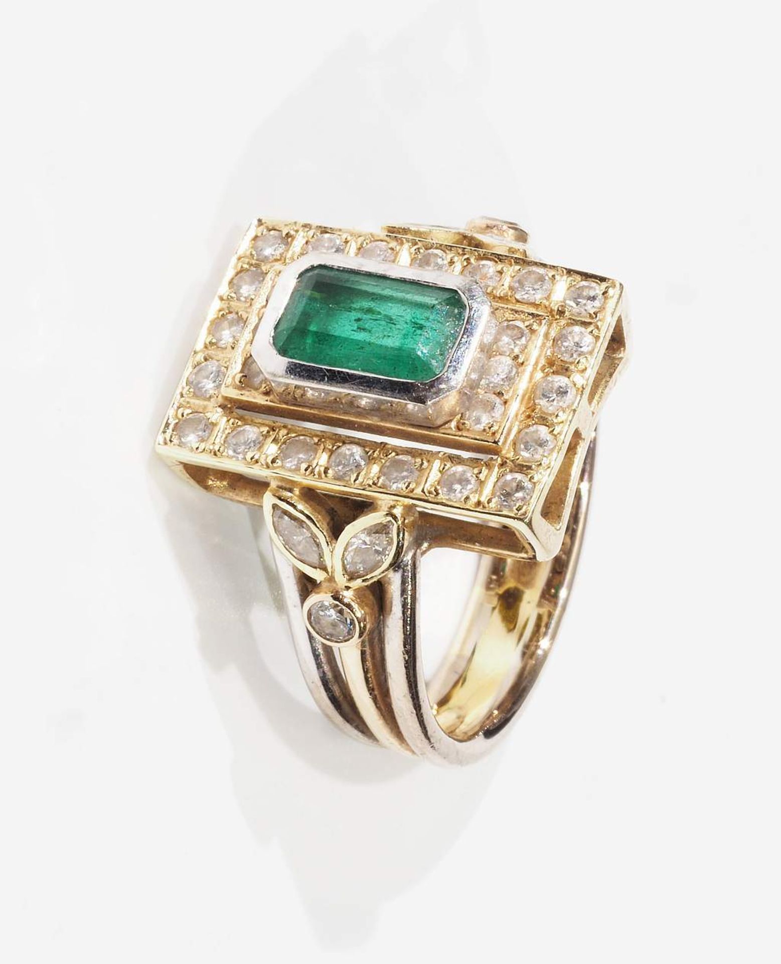 Ring mit Smaragd und Diamanten. 585er Gelb- und Weißgold, Smaragd mit Tragespuren, Ringkopf bes - Image 2 of 8