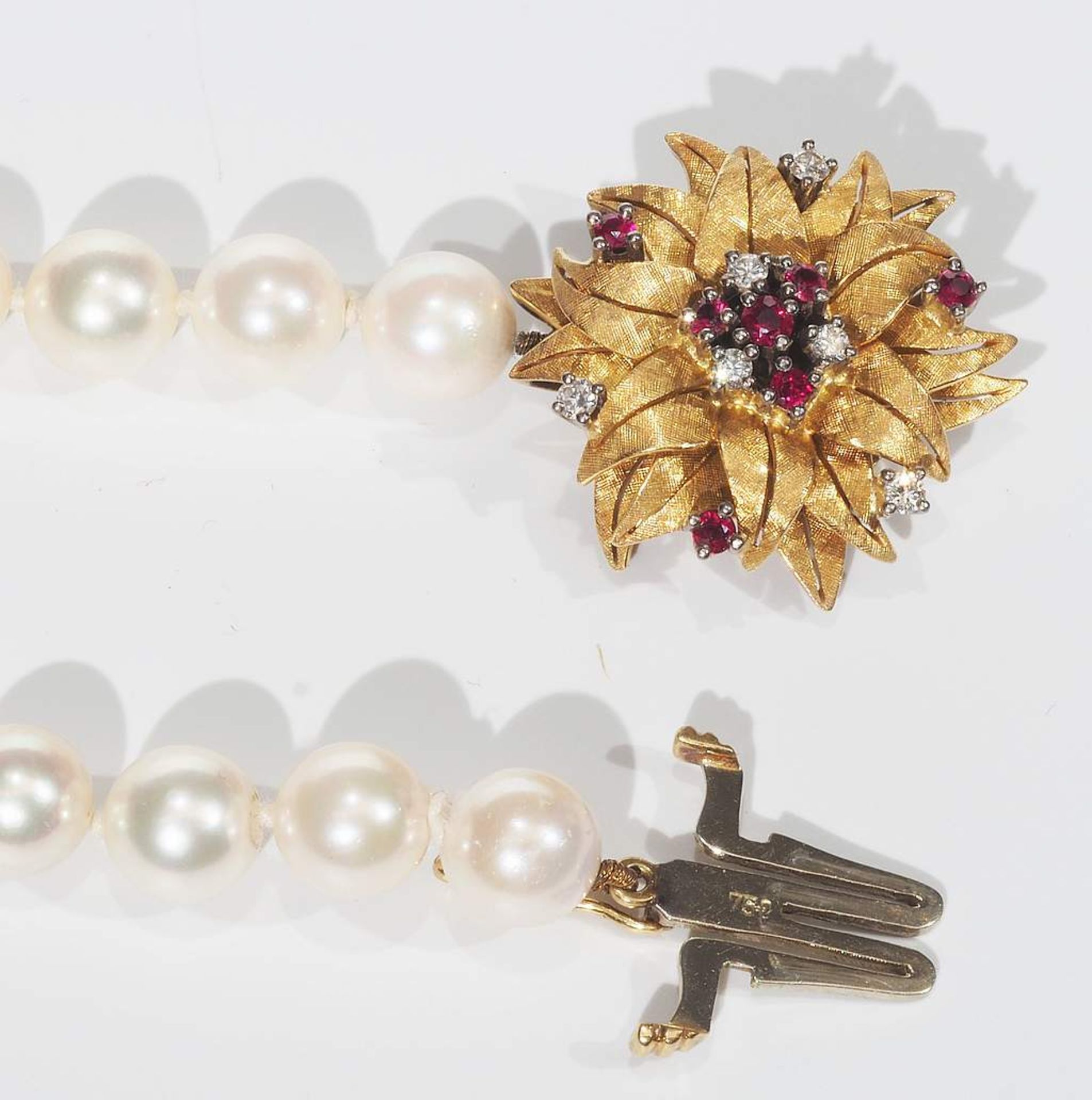 Akoya Zuchtperlenkette, jede Perle einzeln verknotet. Ø der Perlen ca. 7,9 mm. Aufwendige Schmuck - Image 7 of 8
